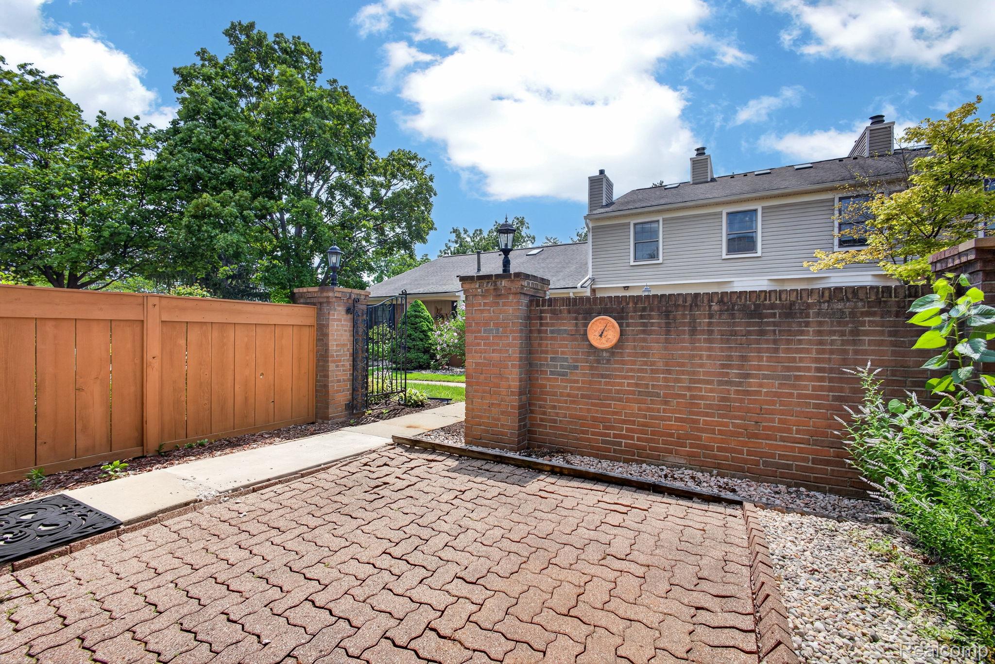 22204 Pondview