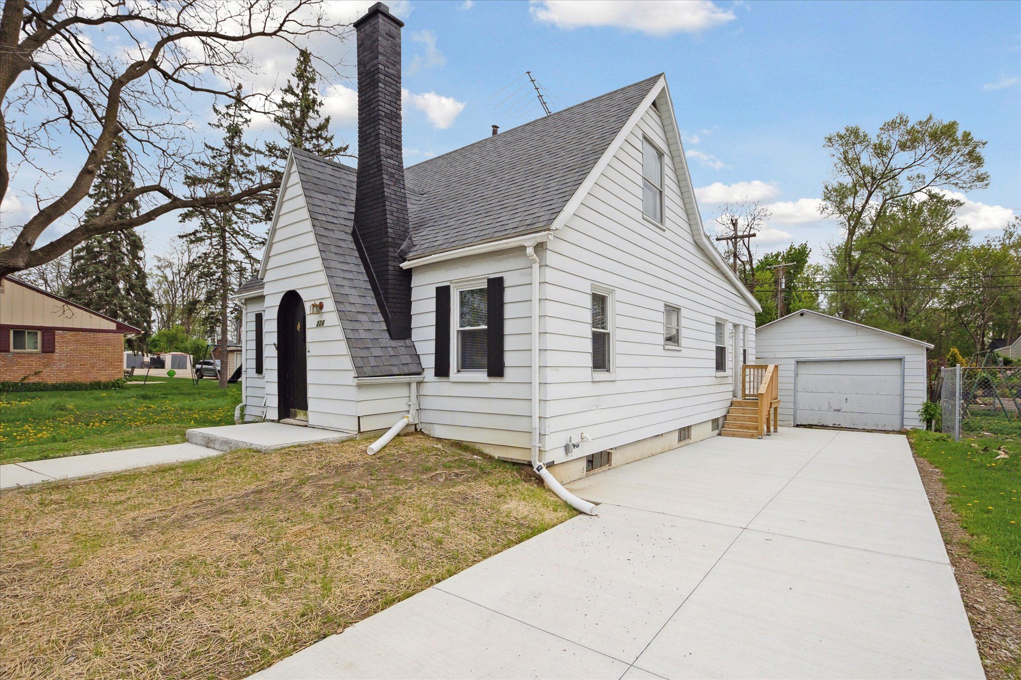 224 N HEWITT Road