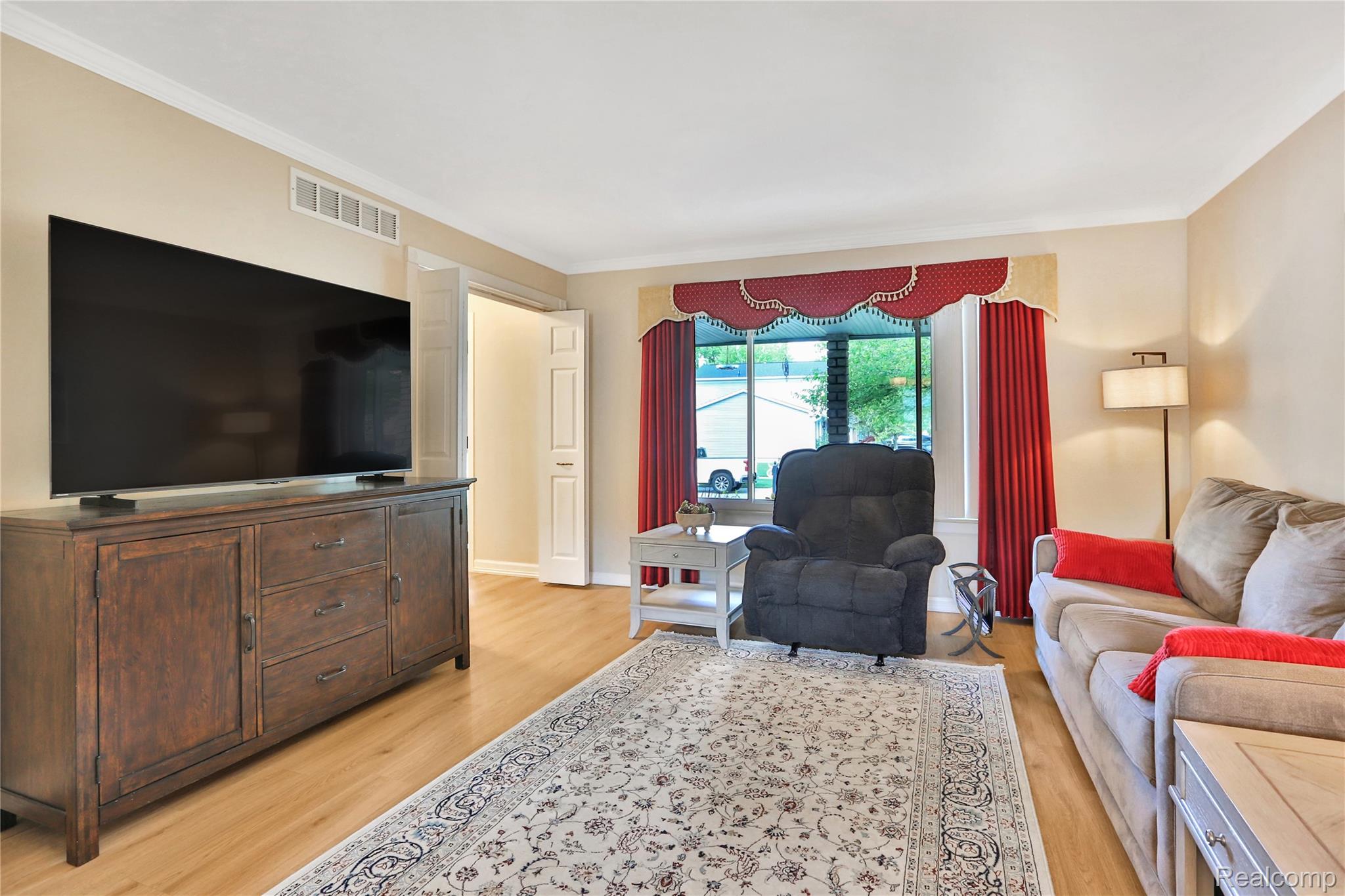 348 Meadowlake Rd