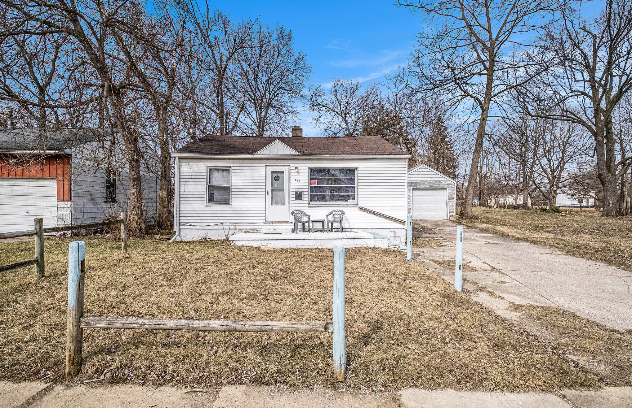 933 E Foss Avenue
