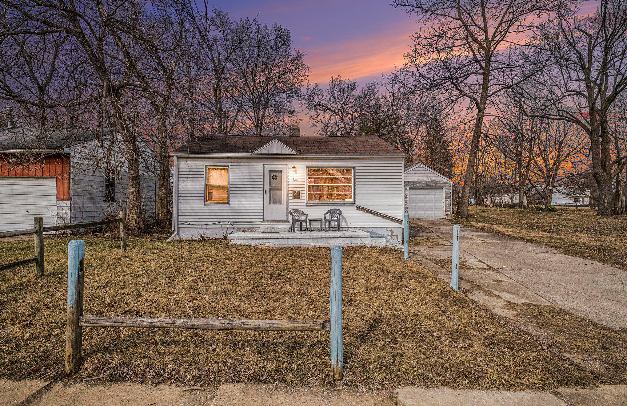 933 E Foss Avenue