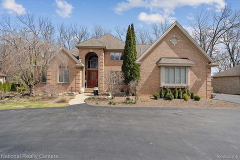 1449 GLENEAGLES Highland Charter Township MI 48357