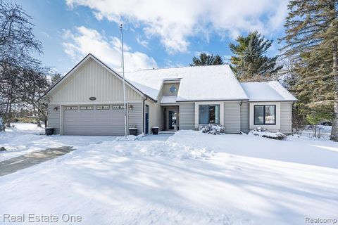 Photo of 1217 Eagle Nest Drive, Oakland Charter Township, MI 48306 (MLS # 20261002191)