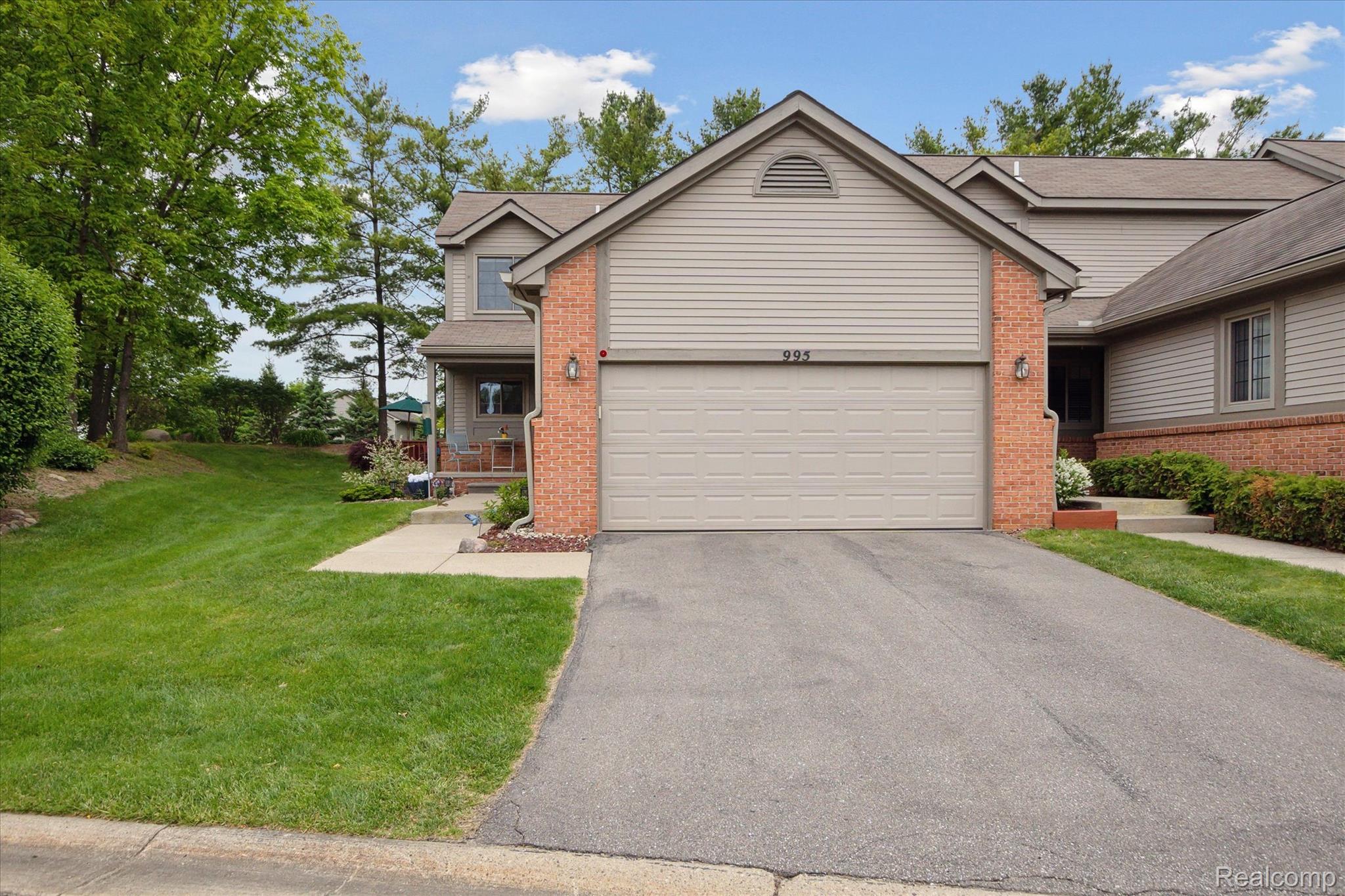 995 HICKORY Drive