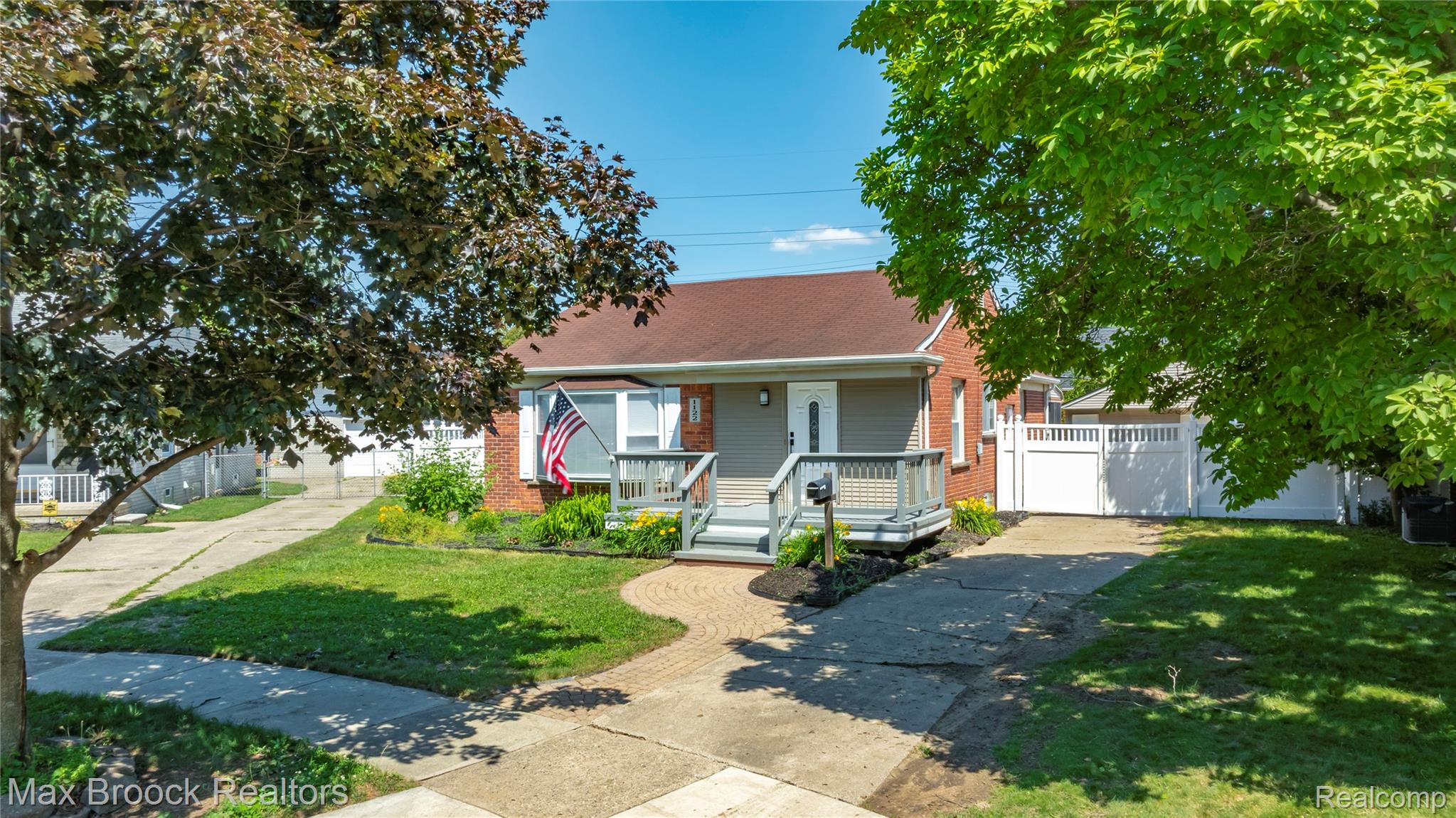 1122 Symes Court