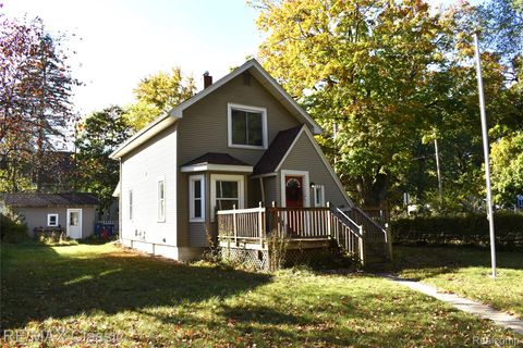 135 Park Avenue Holly Village MI 48442