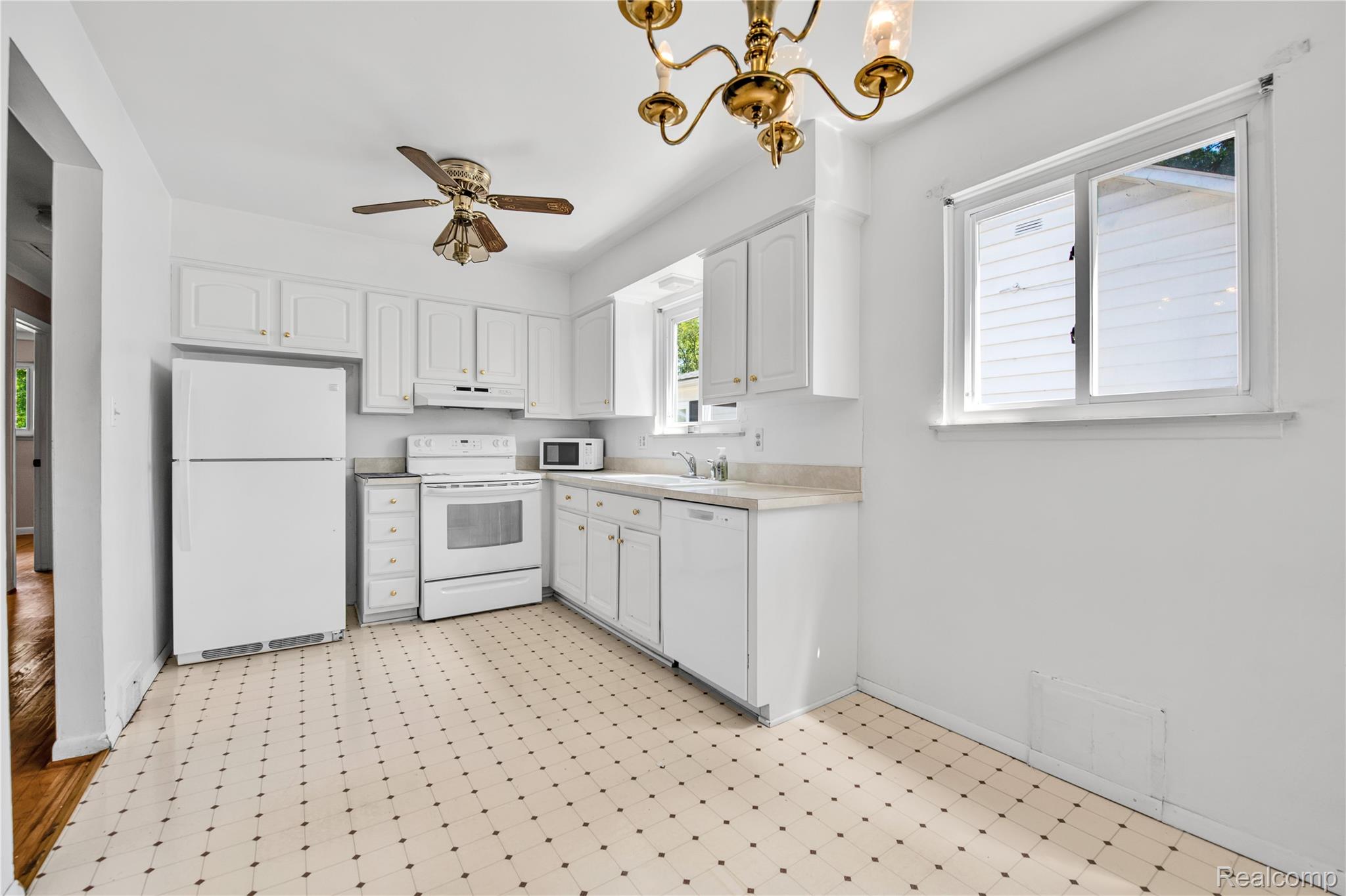 St Clair Shores City, Michigan 48080, United States, 3 Bedrooms Bedrooms, ,1 BathroomBathrooms,Residential,Active,178786