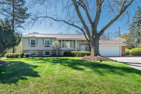 Photo of 1841 Fair Oak Court, Rochester Hills City, MI 48309 (MLS # 20261026775)