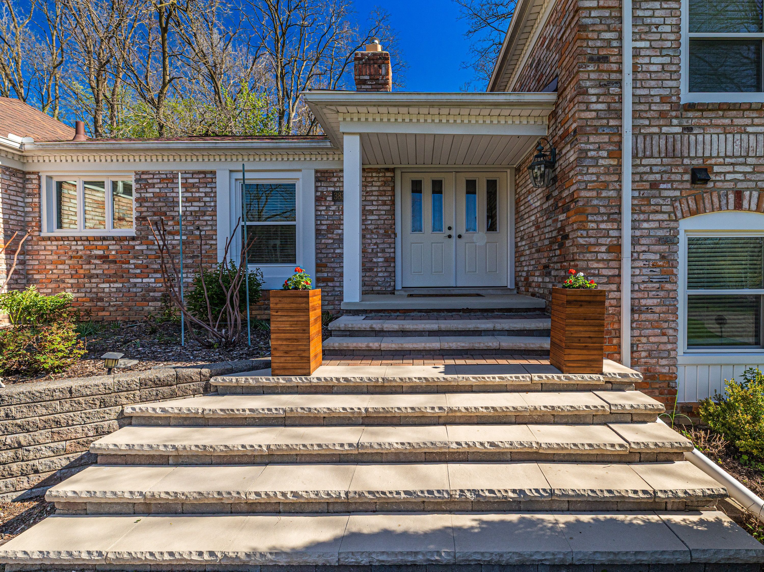 3835 LAKECREST Drive