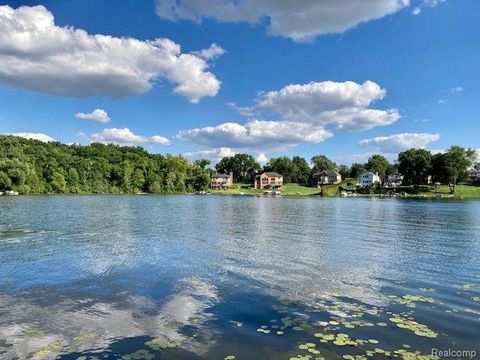 3053 MCCORMICK Drive Waterford Charter Township MI 48328