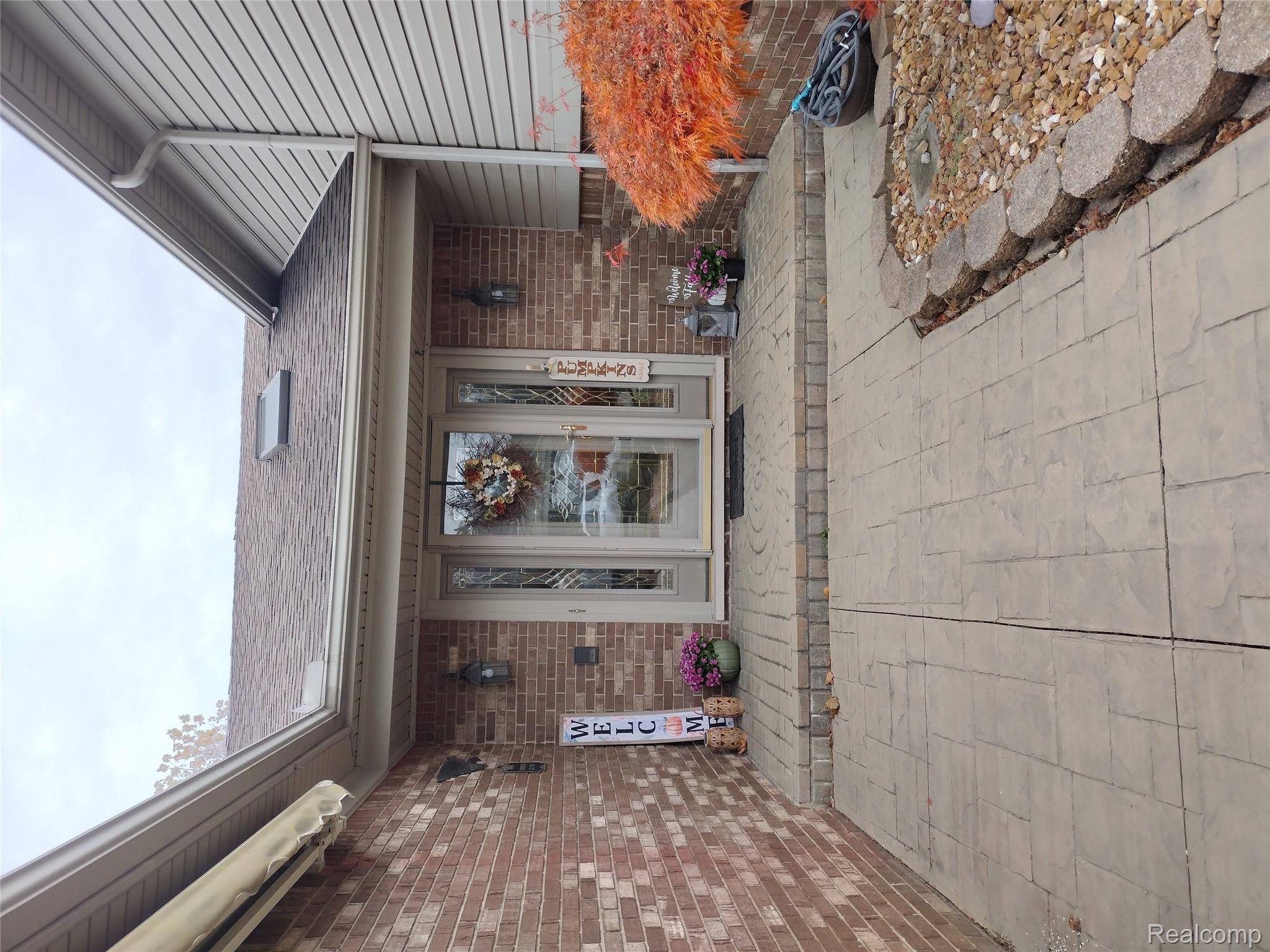 15537 Valerie Drive N