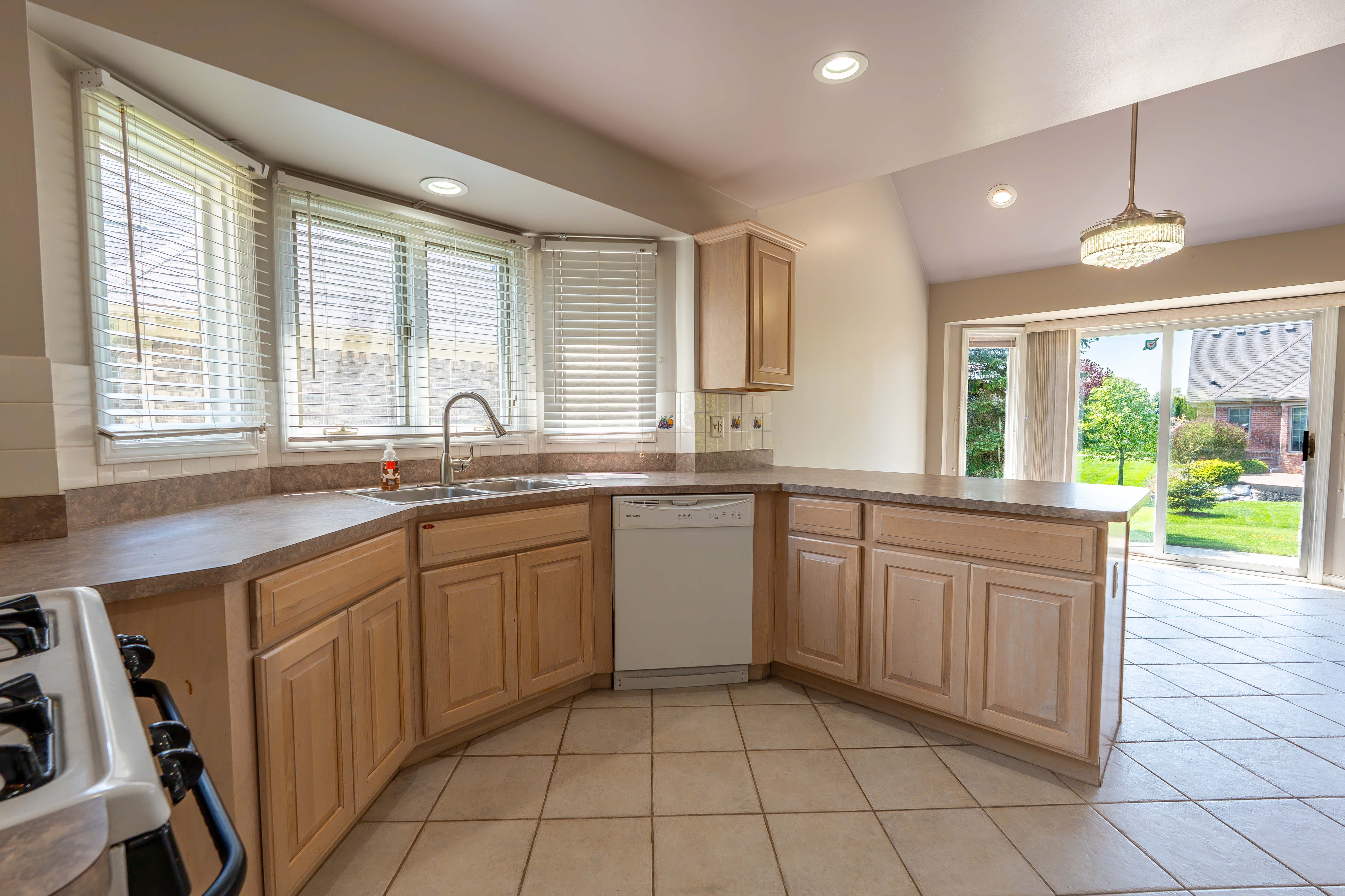 Chesterfield Township Macomb, Michigan 48047, United States, 4 Bedrooms Bedrooms, ,3 BathroomsBathrooms,Residential,Pending,129015