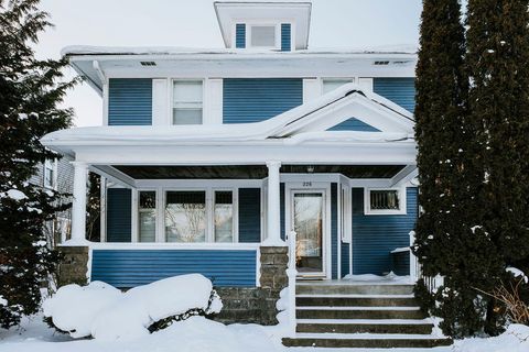 Photo of 226 W 15th Street, Holland City, MI 49423 (MLS # 71026004489)