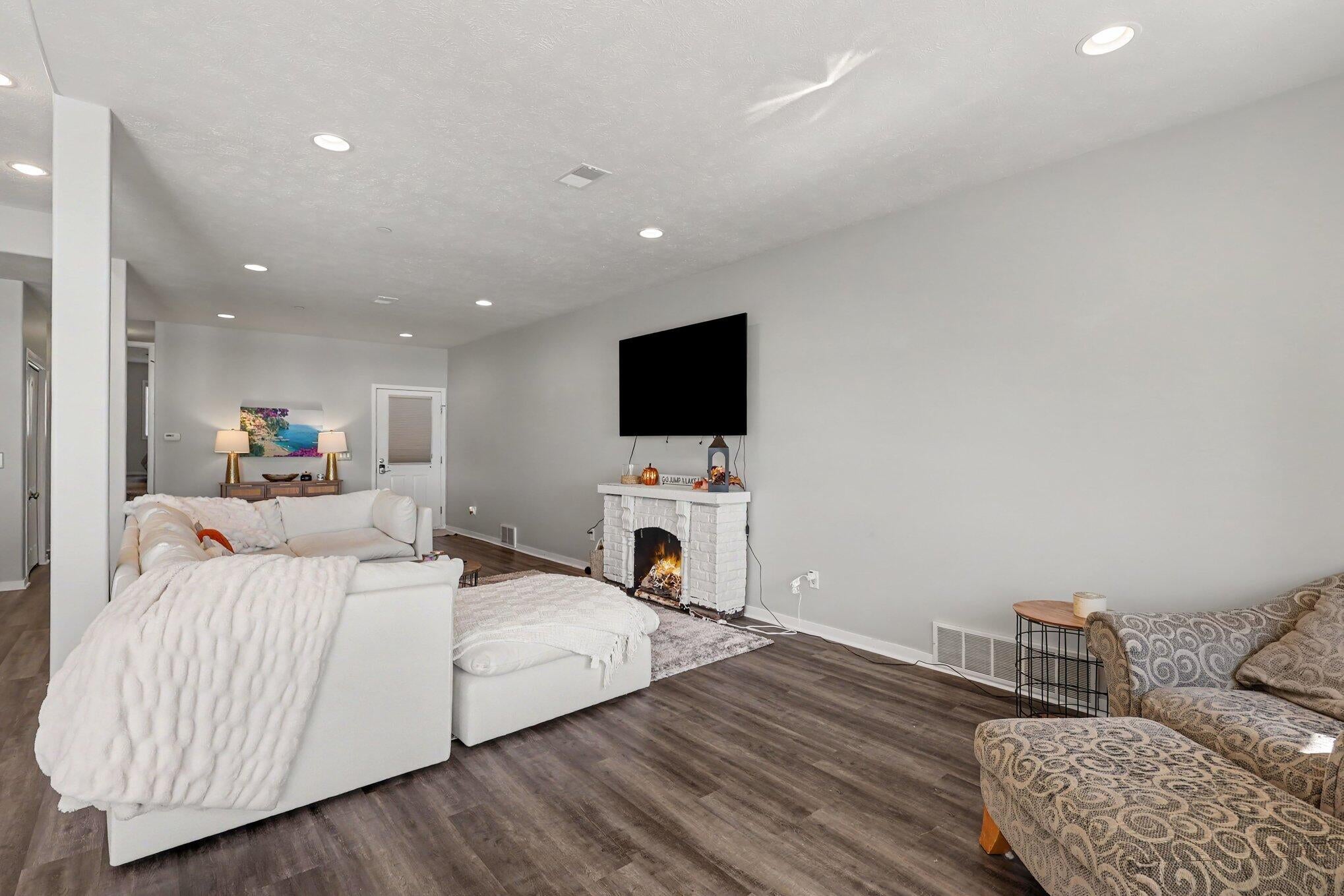 2411 Lake Avenue 52