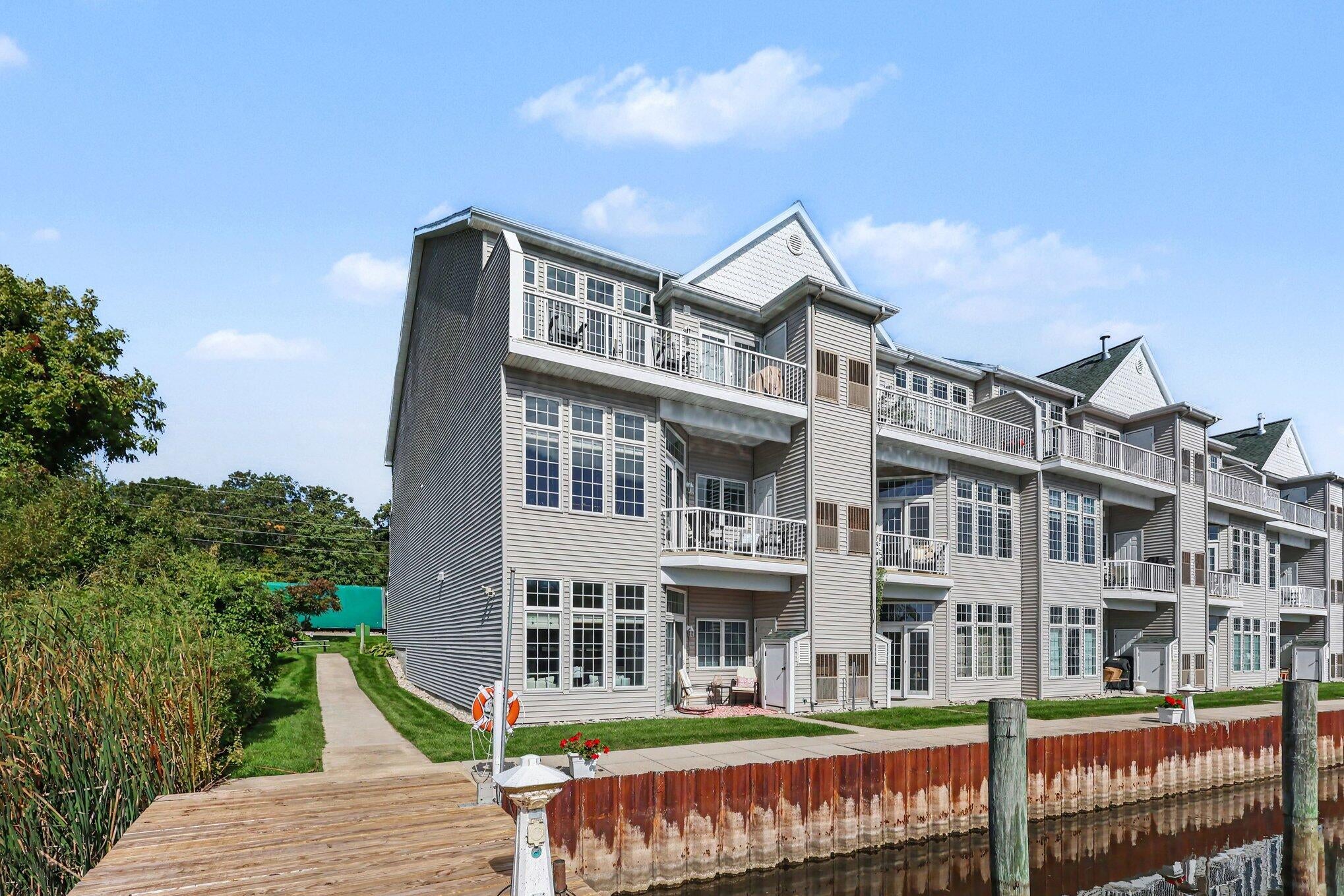 2411 Lake Avenue 52