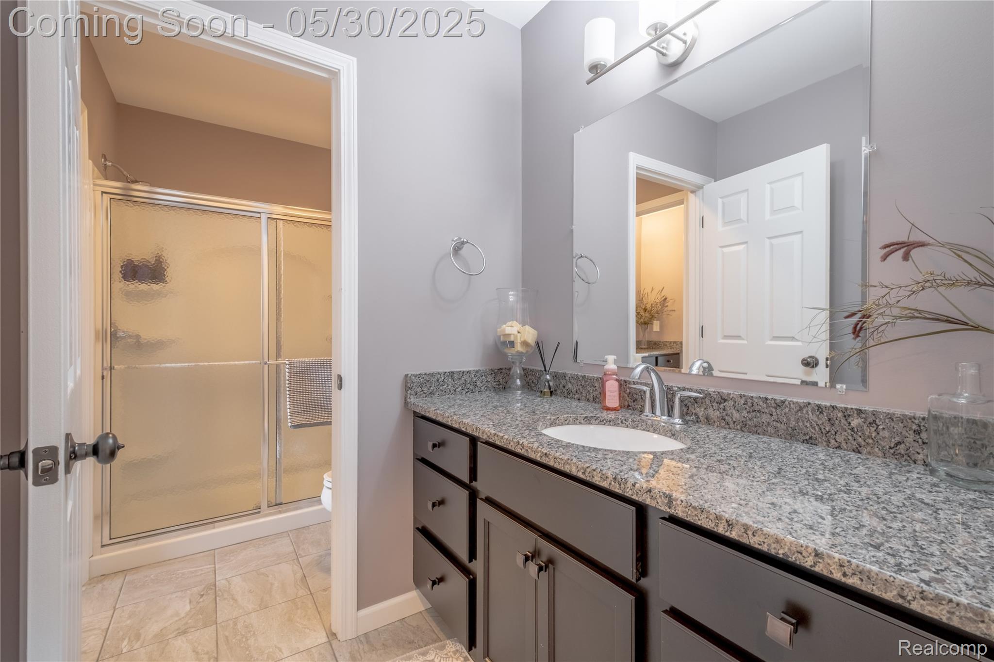 Fenton City, Michigan 48430, United States, 5 Bedrooms Bedrooms, ,4 BathroomsBathrooms,Residential,Pending,139251