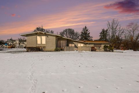 22430 Chatsford Circuit Street Southfield City MI 48034