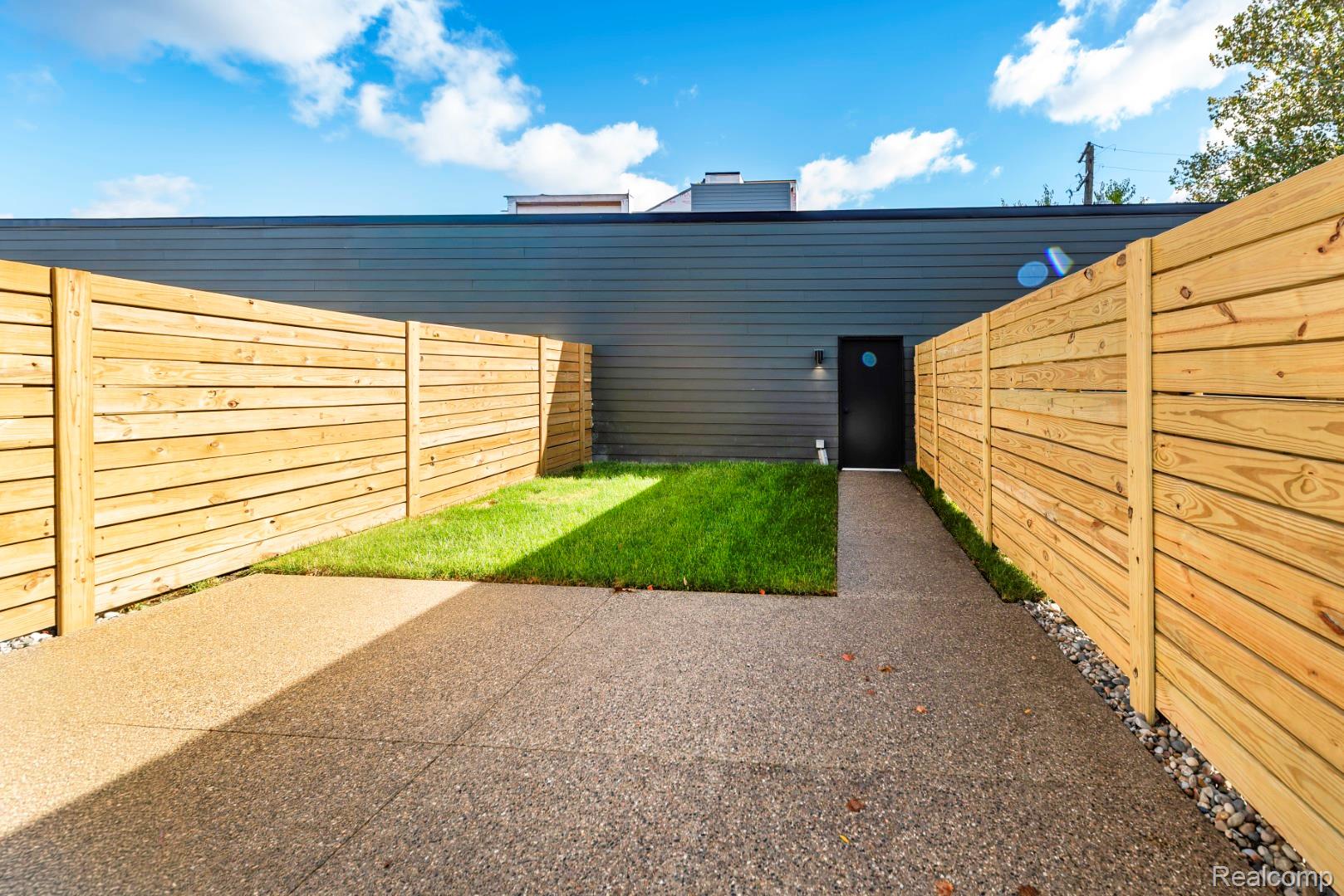 DetroitCity_Wayne, Michigan 48206, United States, 2 Bedrooms Bedrooms, ,3 BathroomsBathrooms,Residential,Pending,103785