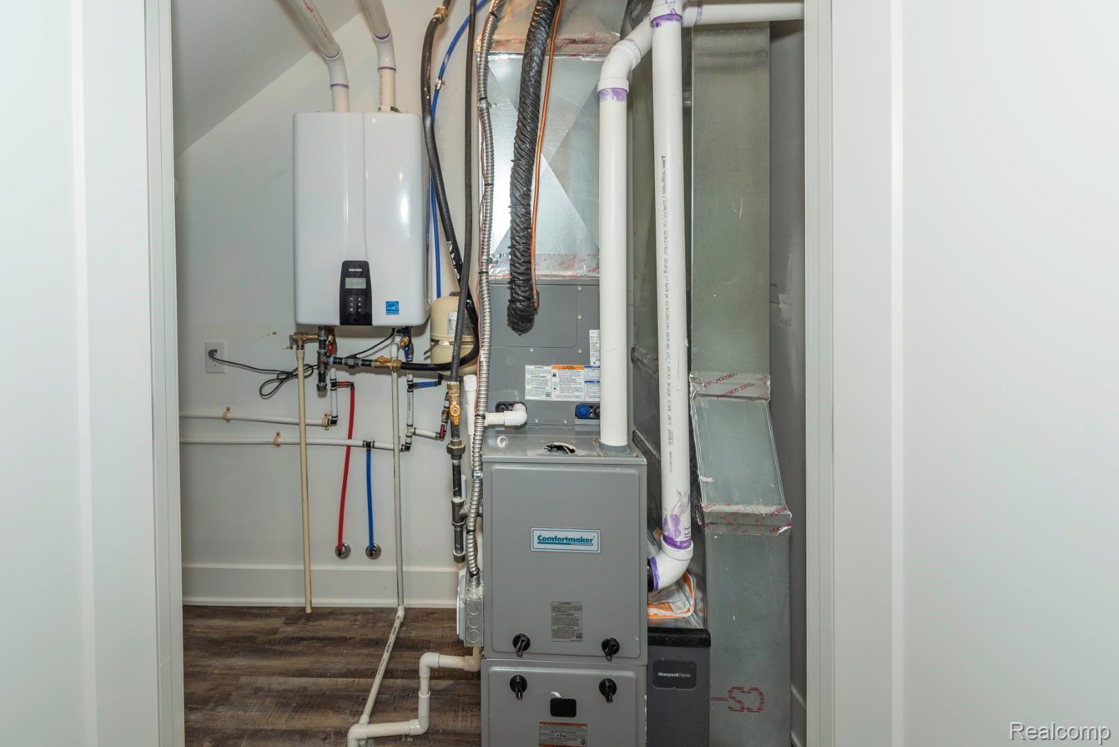 DetroitCity_Wayne, Michigan 48206, United States, 2 Bedrooms Bedrooms, ,3 BathroomsBathrooms,Residential,Pending,103785