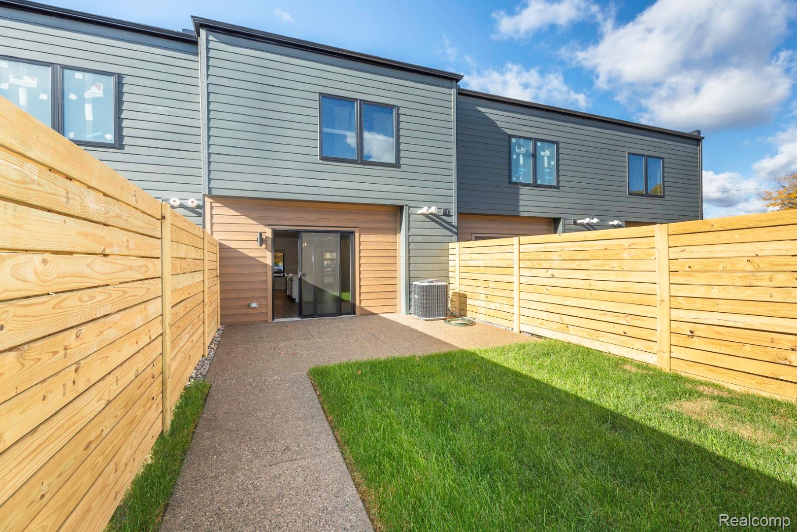 DetroitCity_Wayne, Michigan 48206, United States, 2 Bedrooms Bedrooms, ,3 BathroomsBathrooms,Residential,Pending,103785