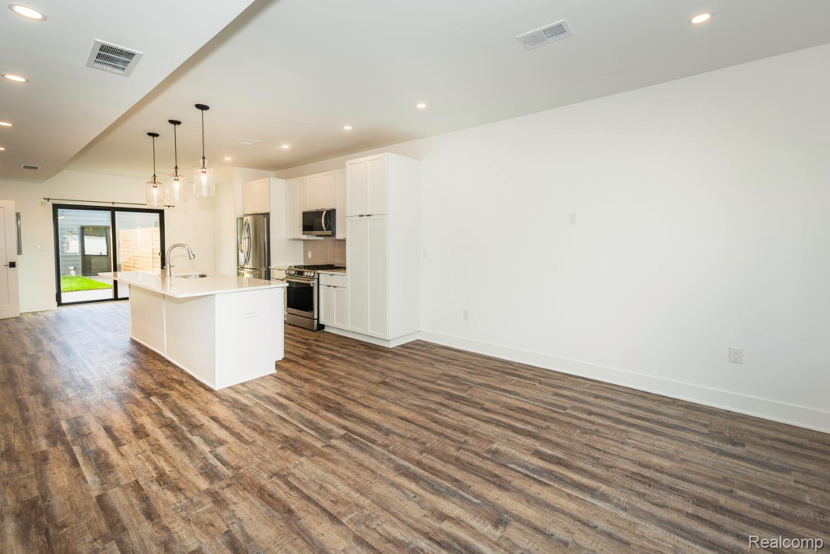 DetroitCity_Wayne, Michigan 48206, United States, 2 Bedrooms Bedrooms, ,3 BathroomsBathrooms,Residential,Pending,103785