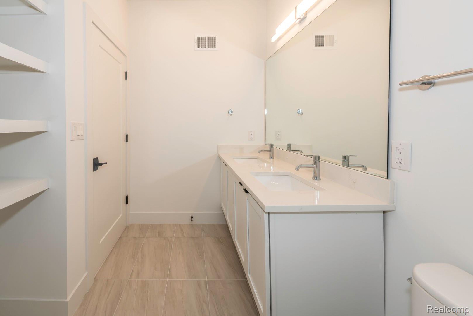 DetroitCity_Wayne, Michigan 48206, United States, 2 Bedrooms Bedrooms, ,3 BathroomsBathrooms,Residential,Pending,103785