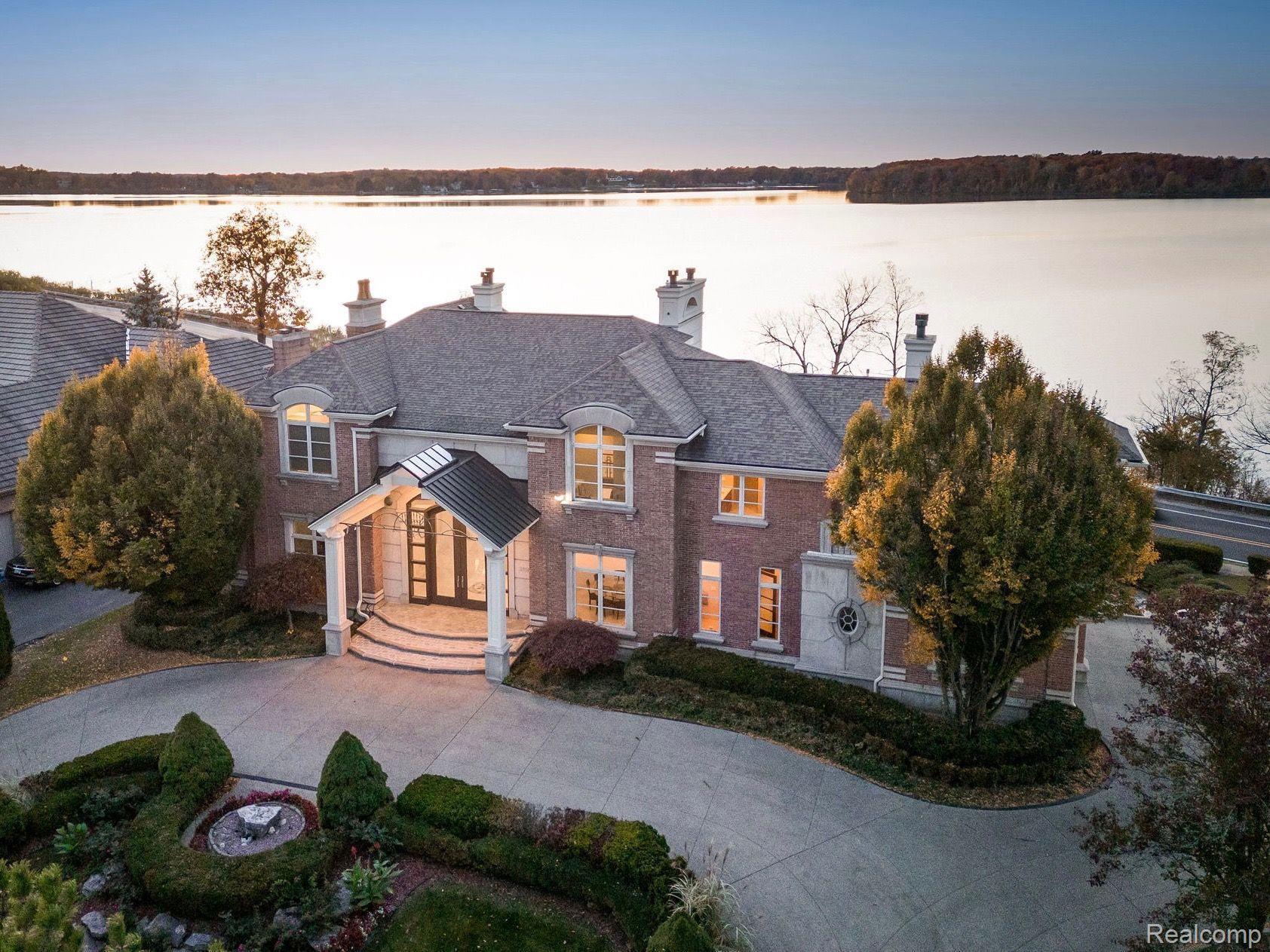 3856 VISTA Lane