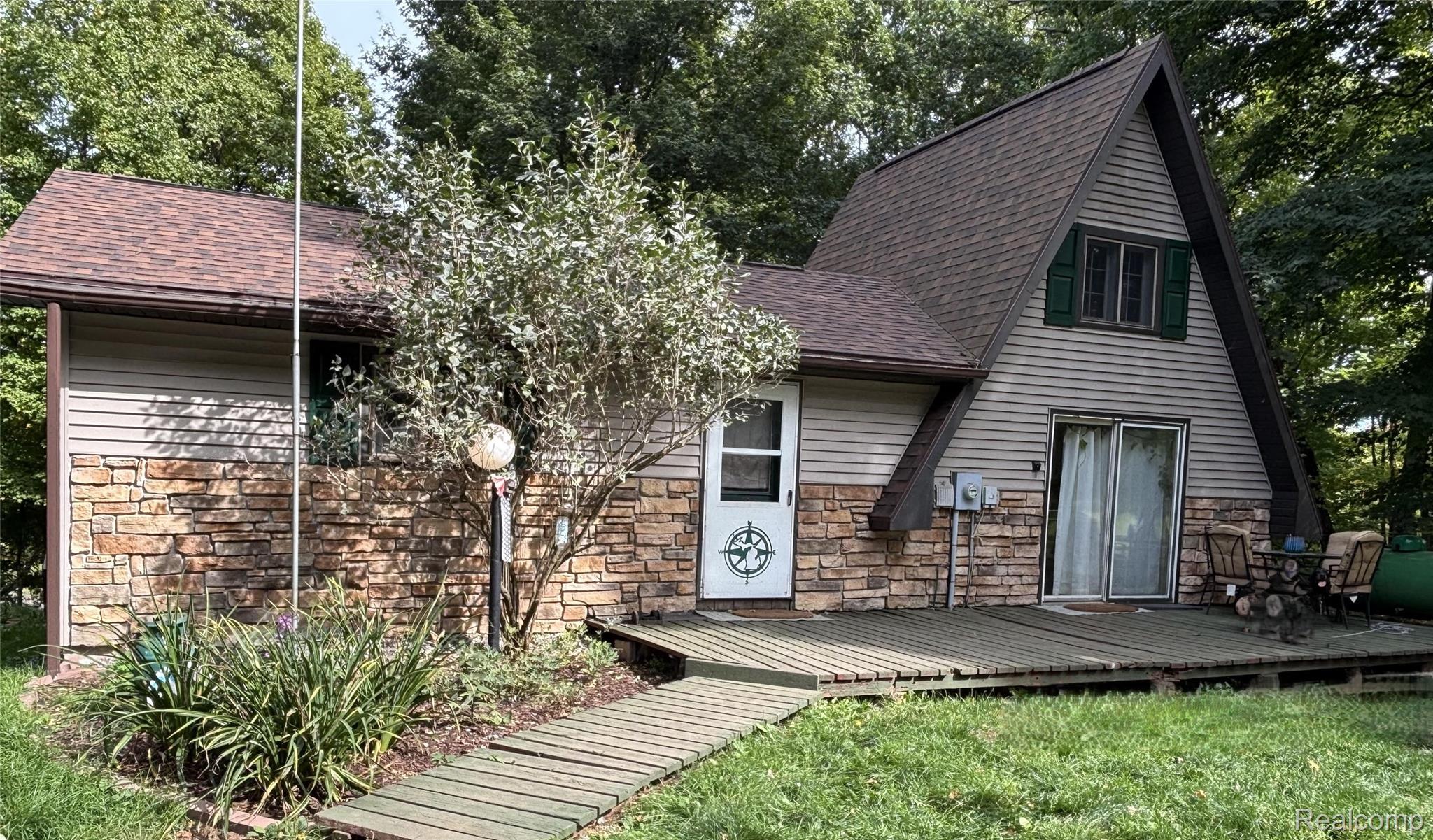 6906 Magpie Lane