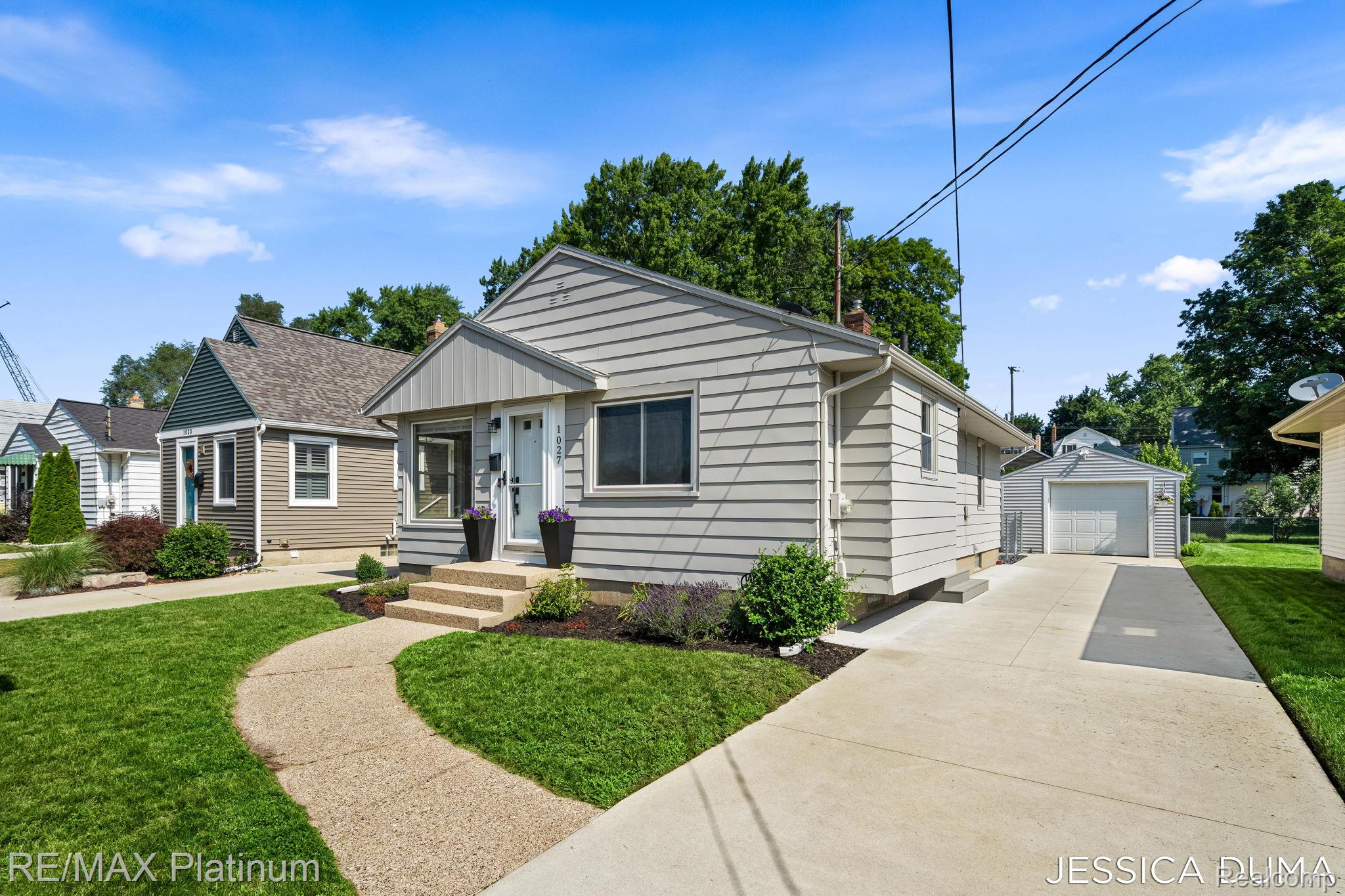 1027 Evelyn Street NE