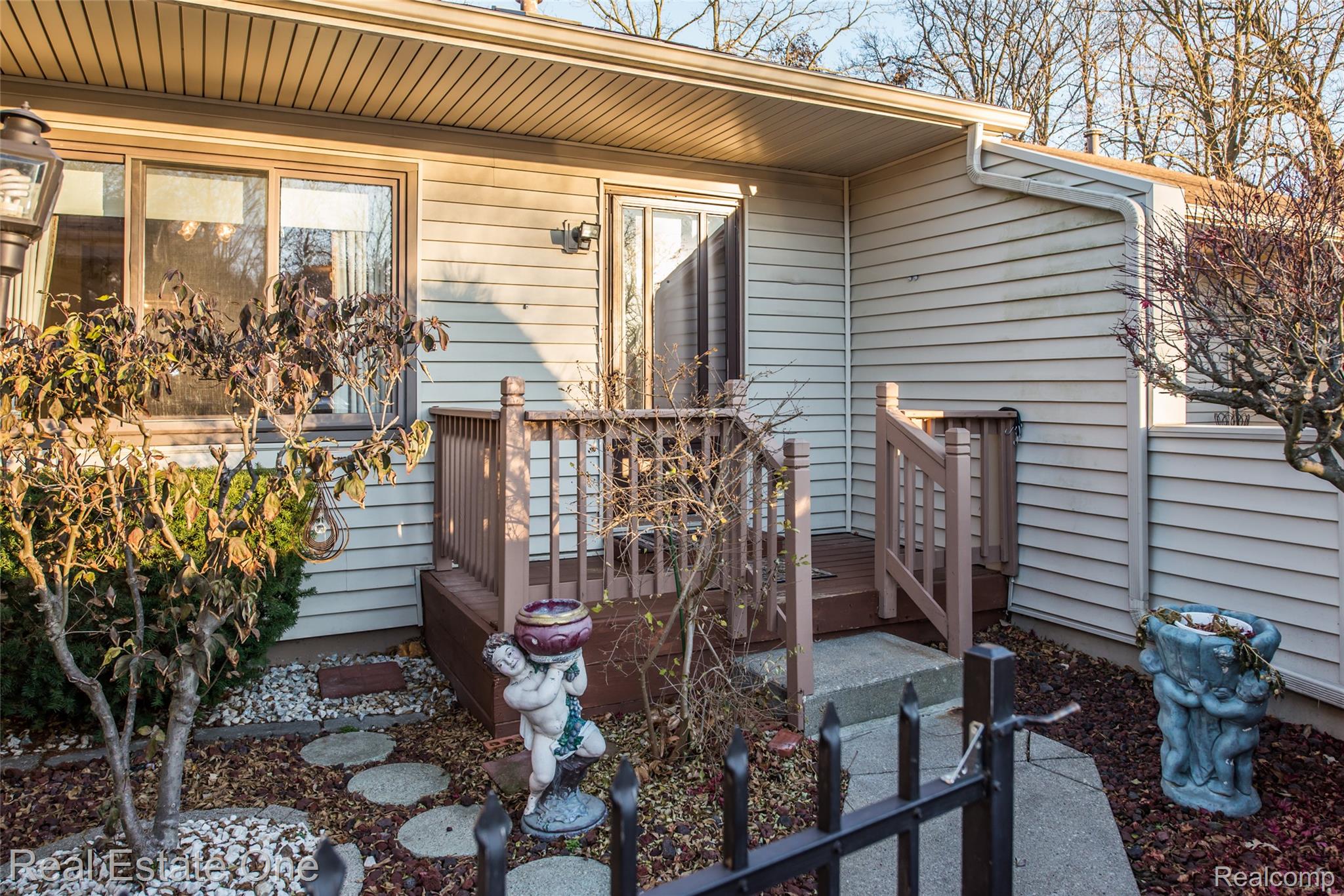 25104 25104 Hamilton Court 4