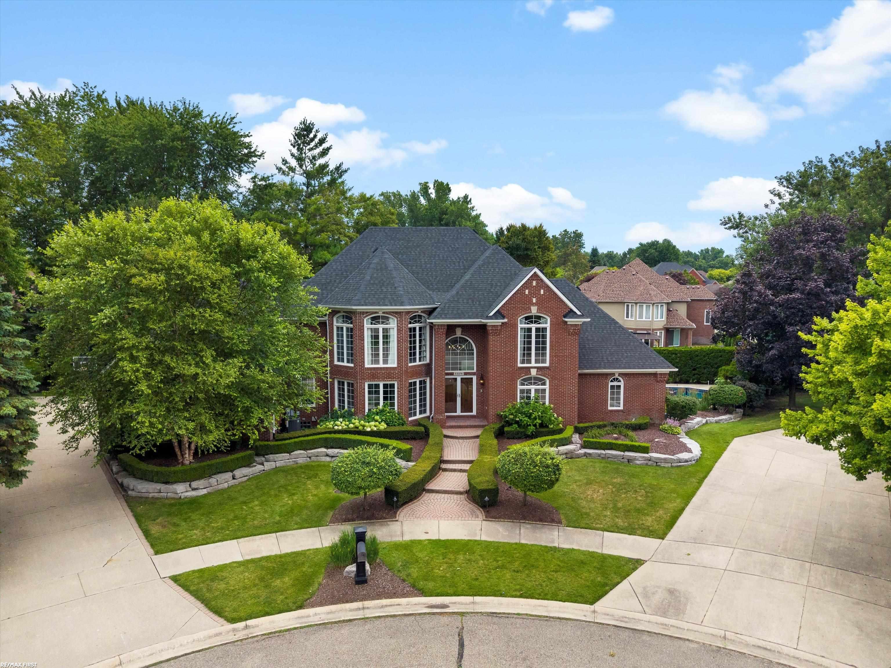 52376 Woodside Court