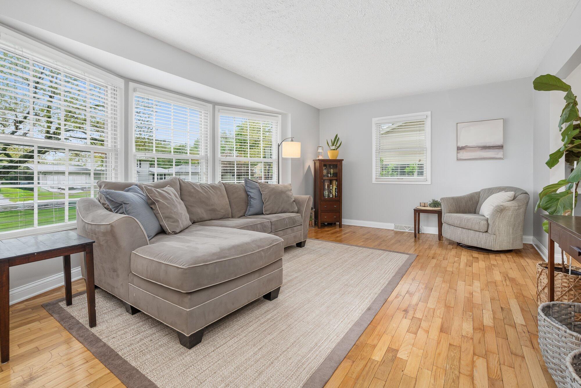 1027 Piccadilly Road