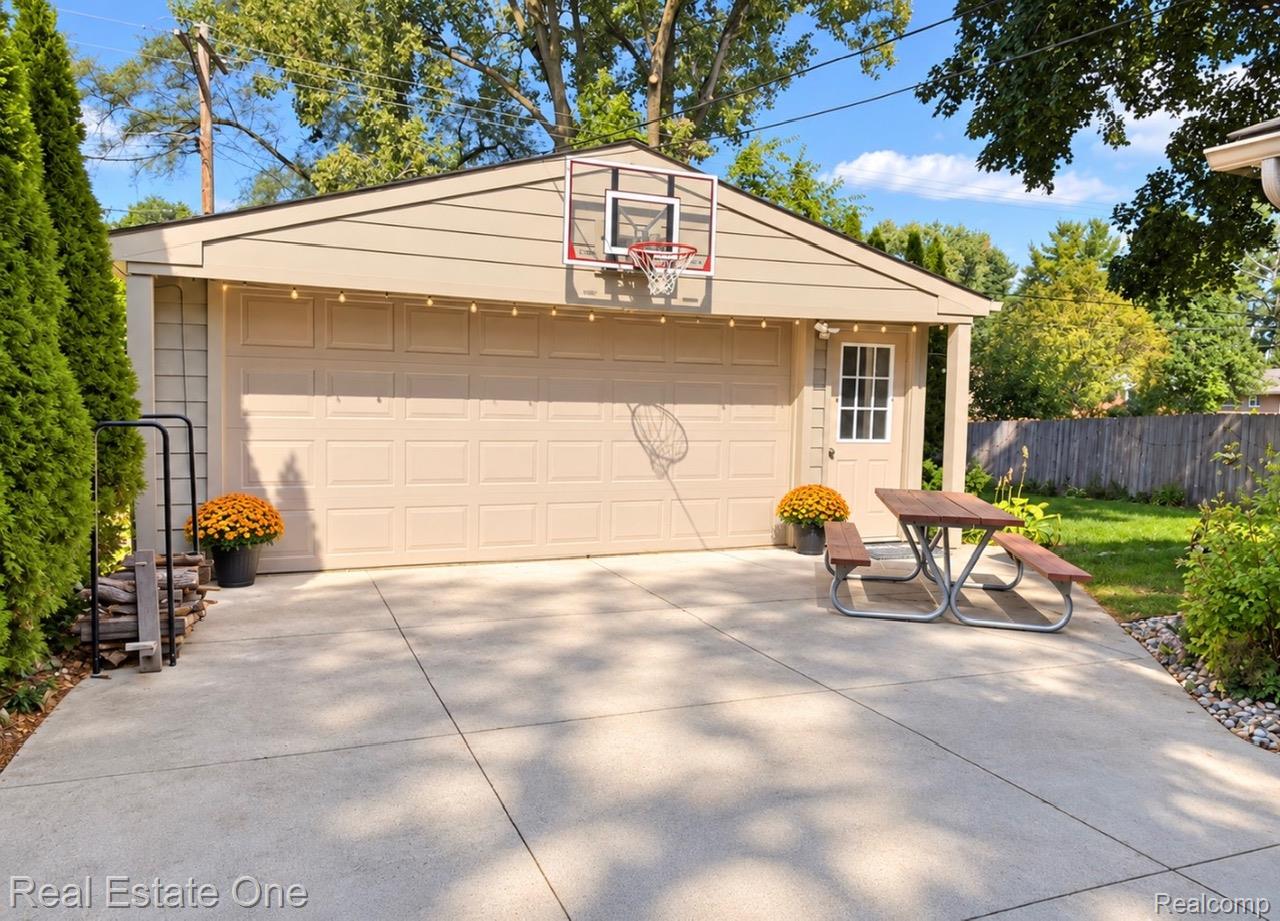 633 Rewold Drive