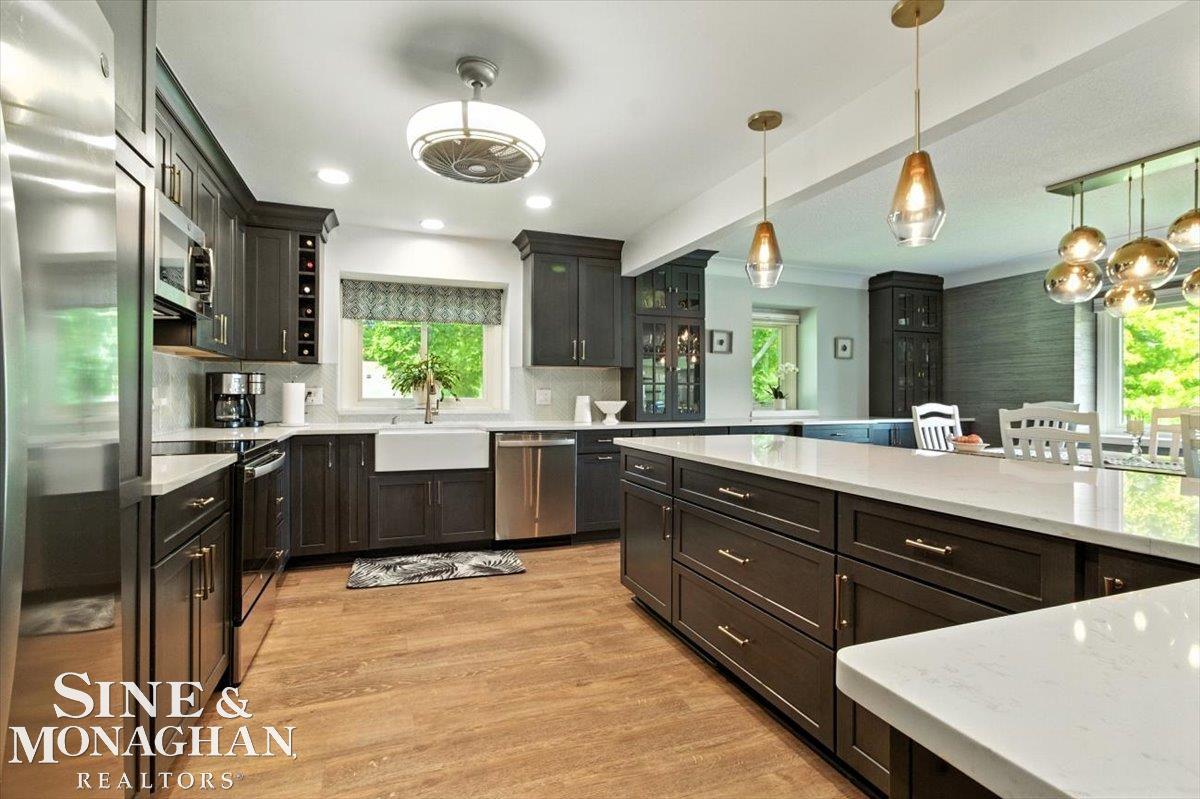 669 N Riverside Avenue