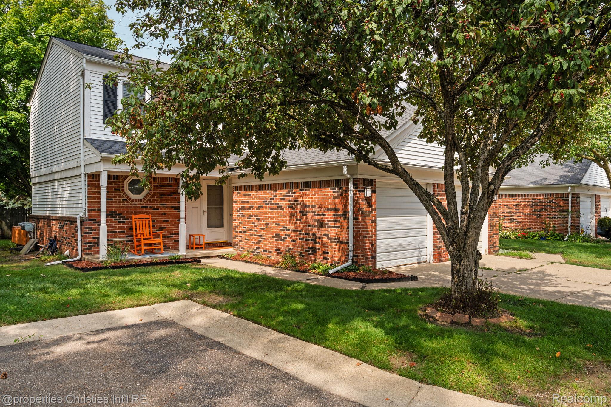 7435 N Kingston Court