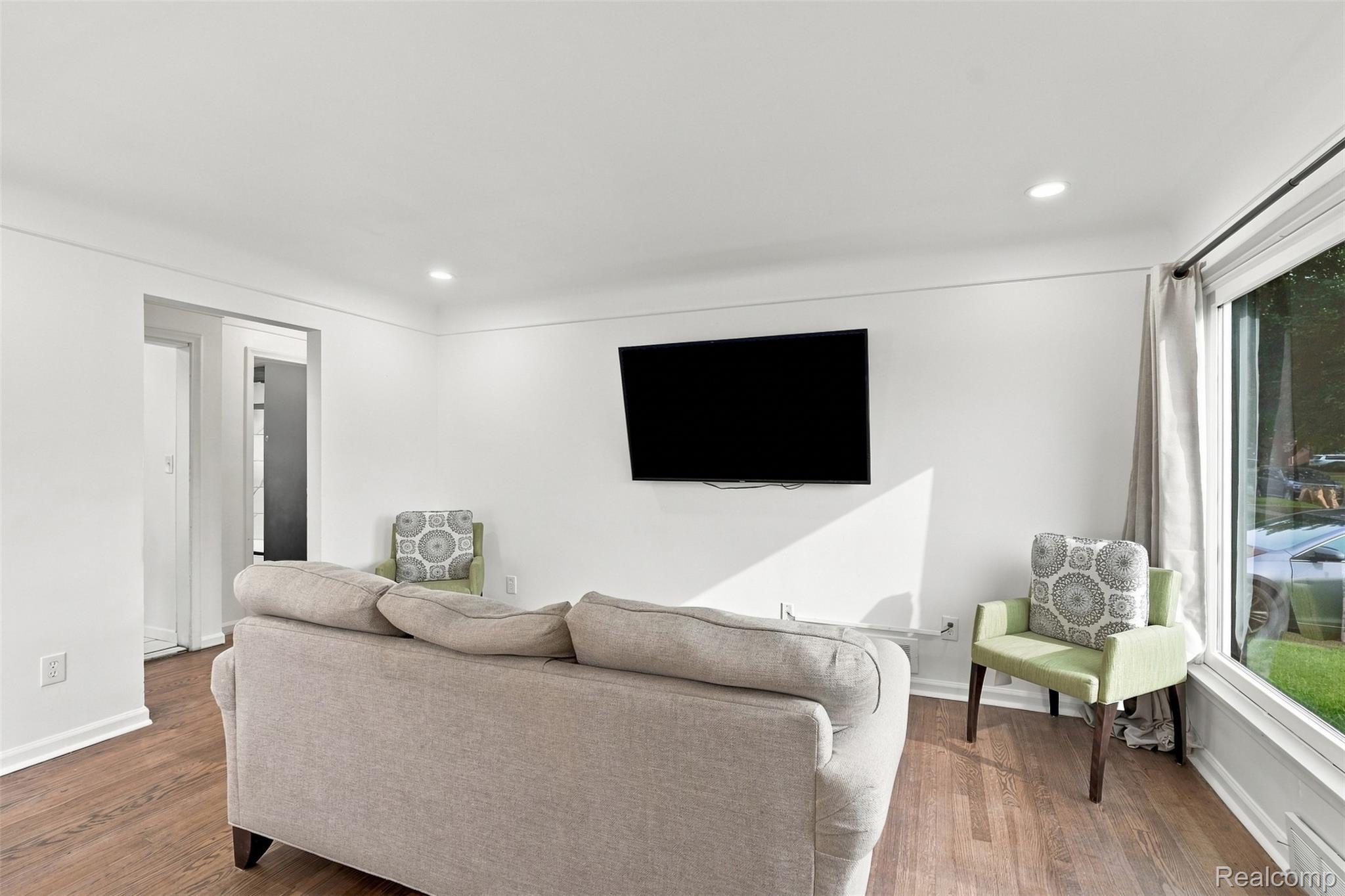 12827 Woodbine