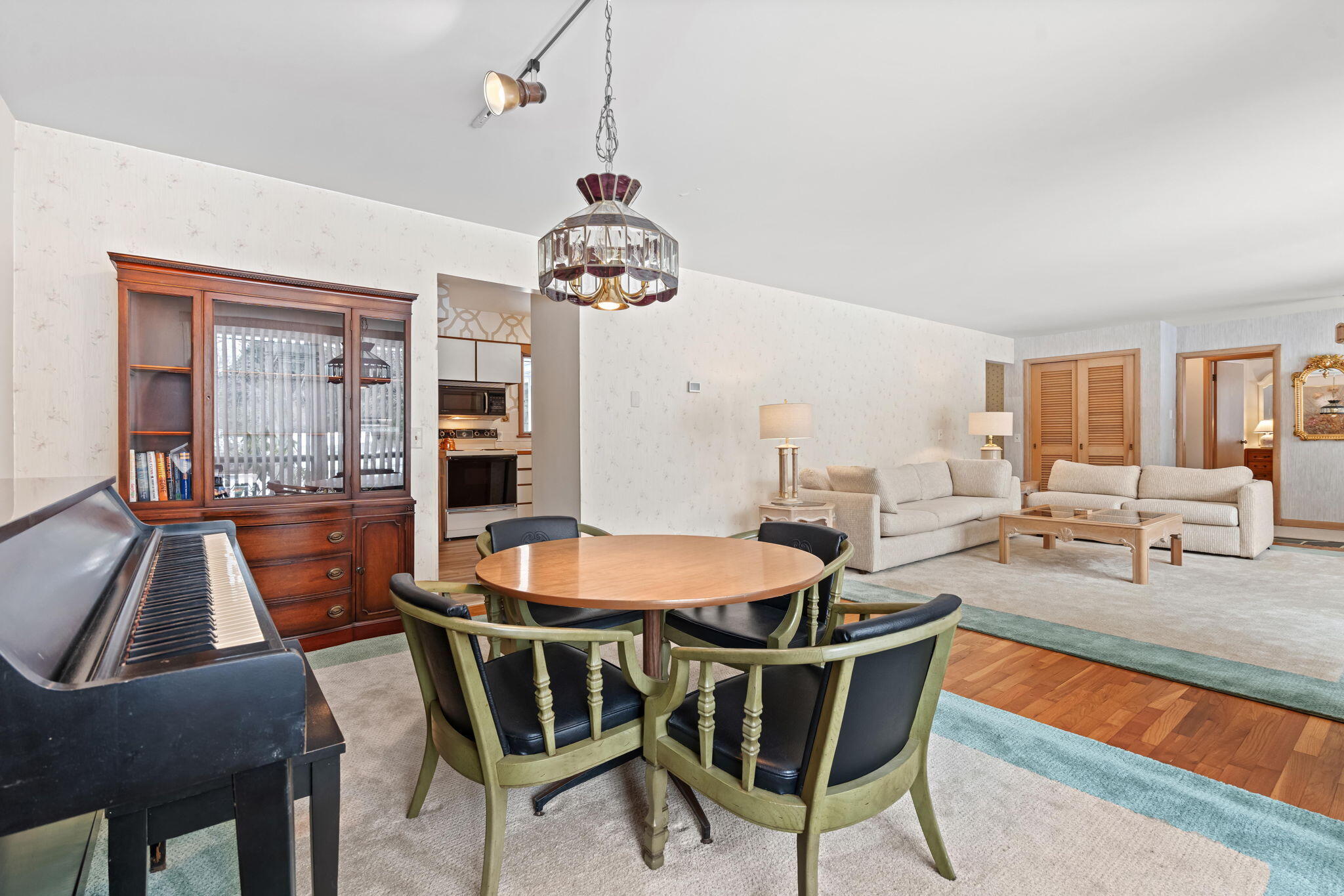 2095 Lakeshore Drive