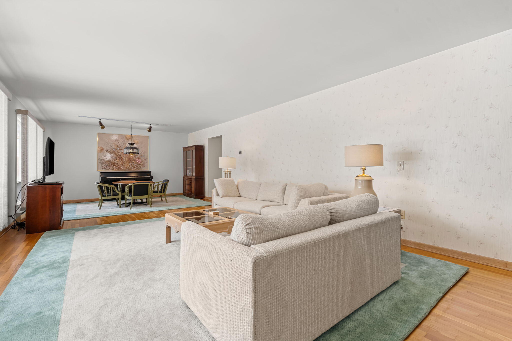 2095 Lakeshore Drive