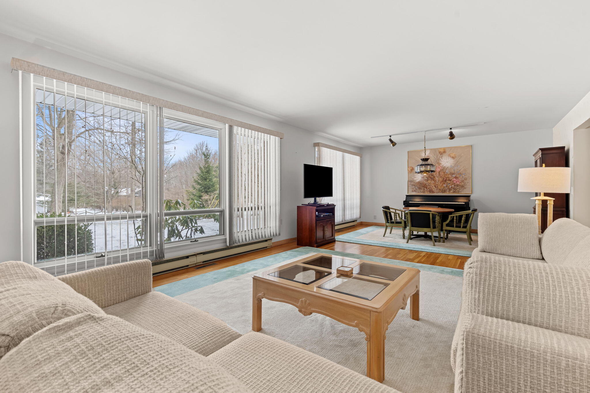 2095 Lakeshore Drive