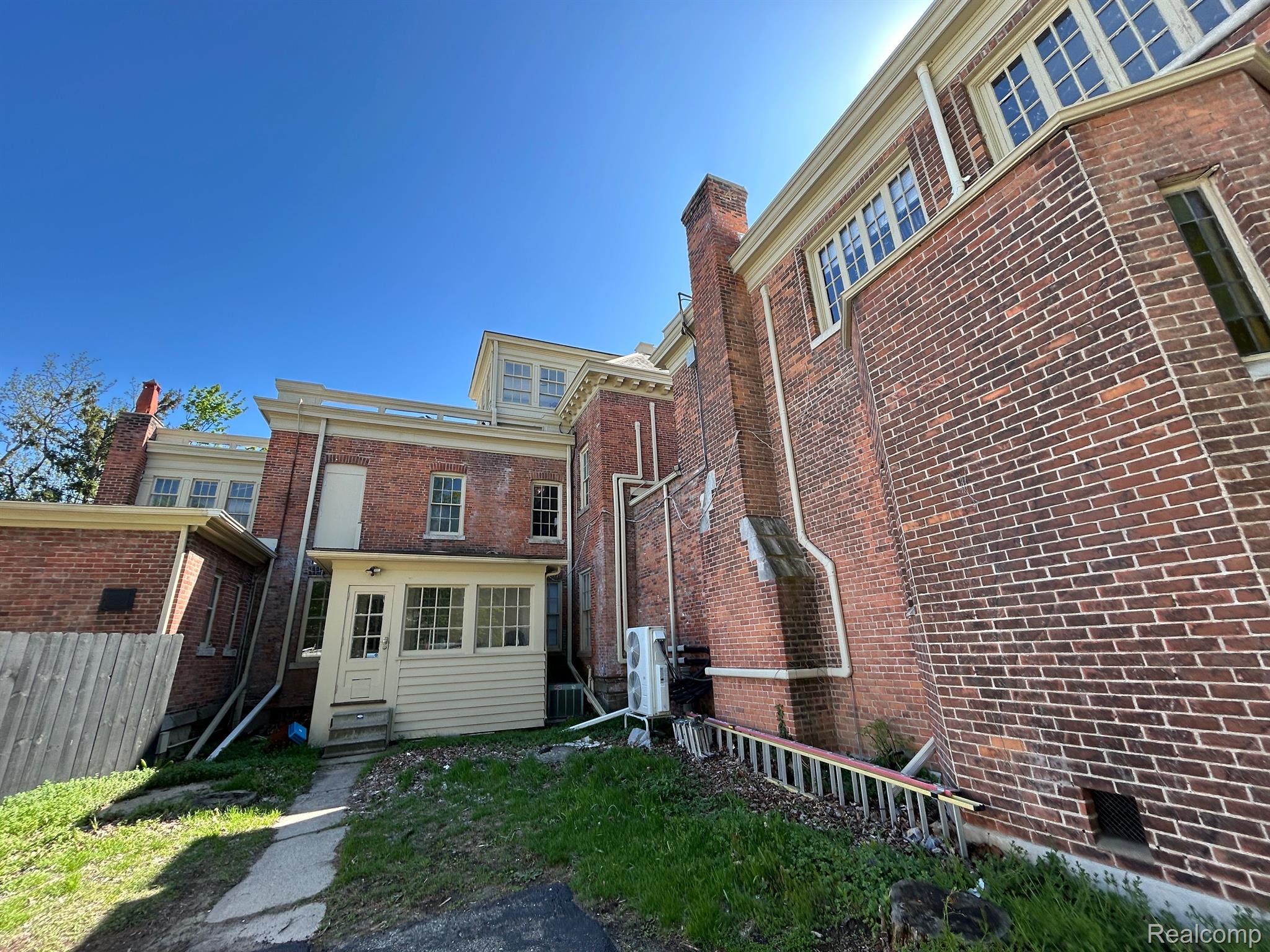 206 N HURON Street