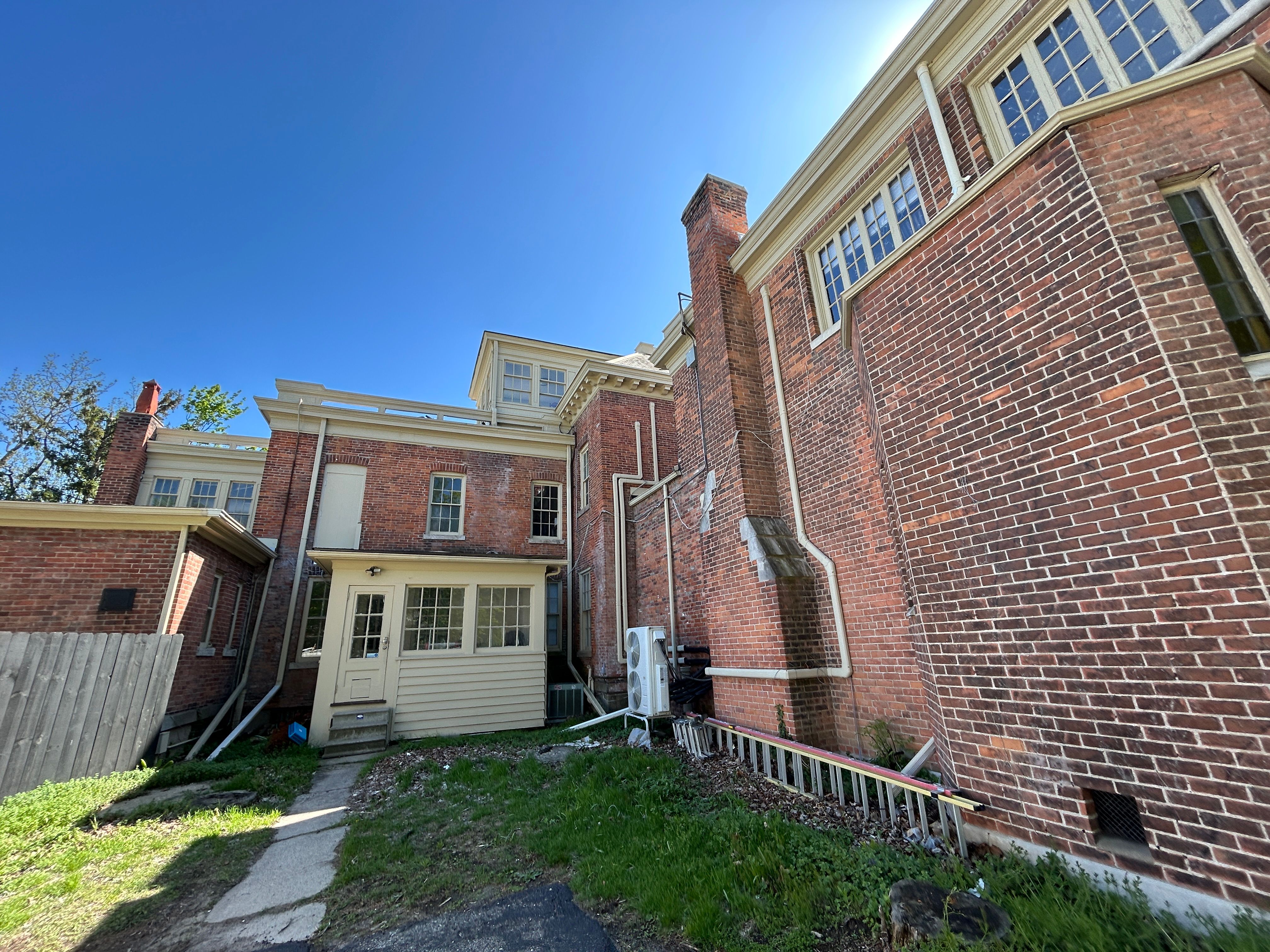 206 N HURON Street