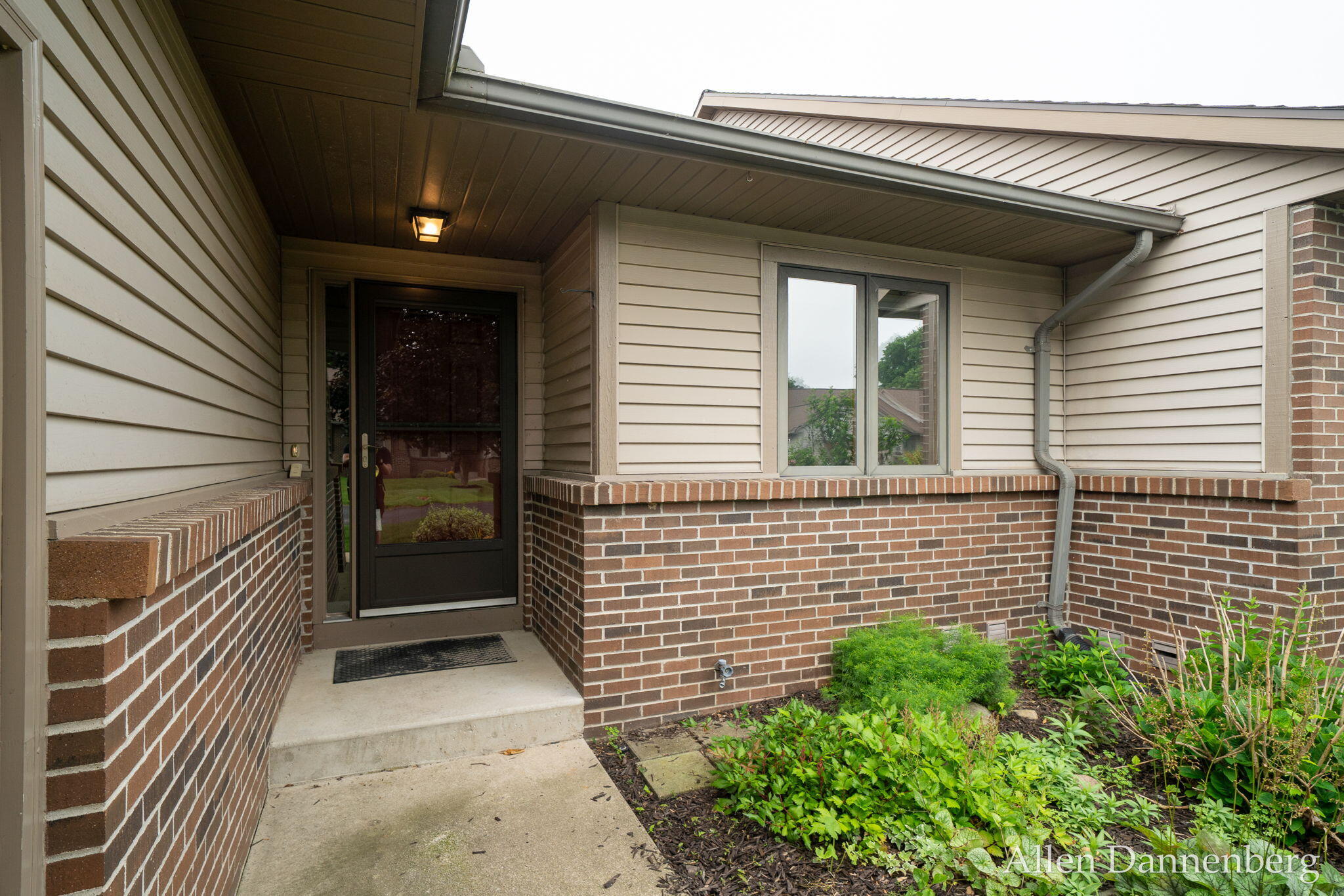 1946 Lakeview Drive