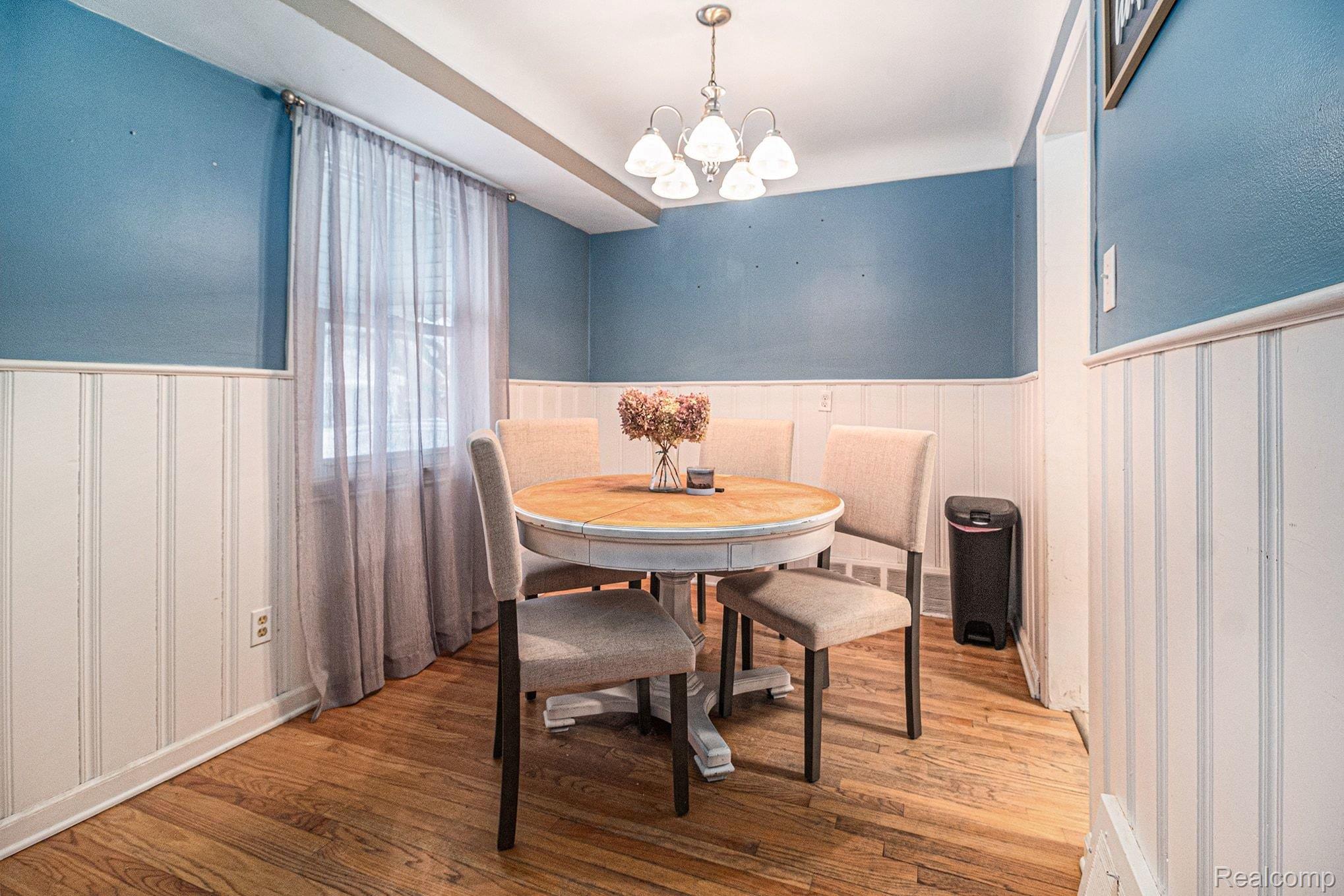 15562 Warwick Avenue