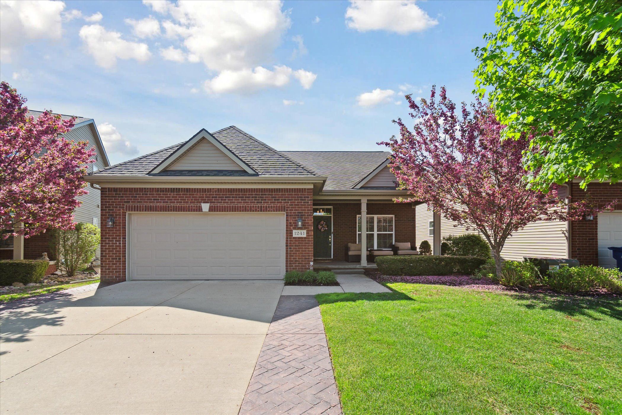 1241 CAMBRIDGE Circle
