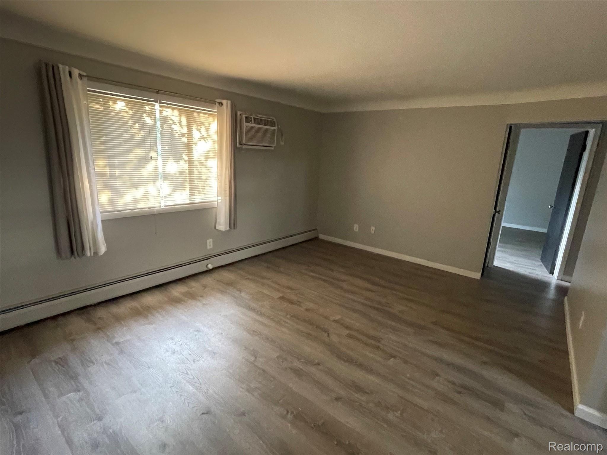 649 W Maple Road 7