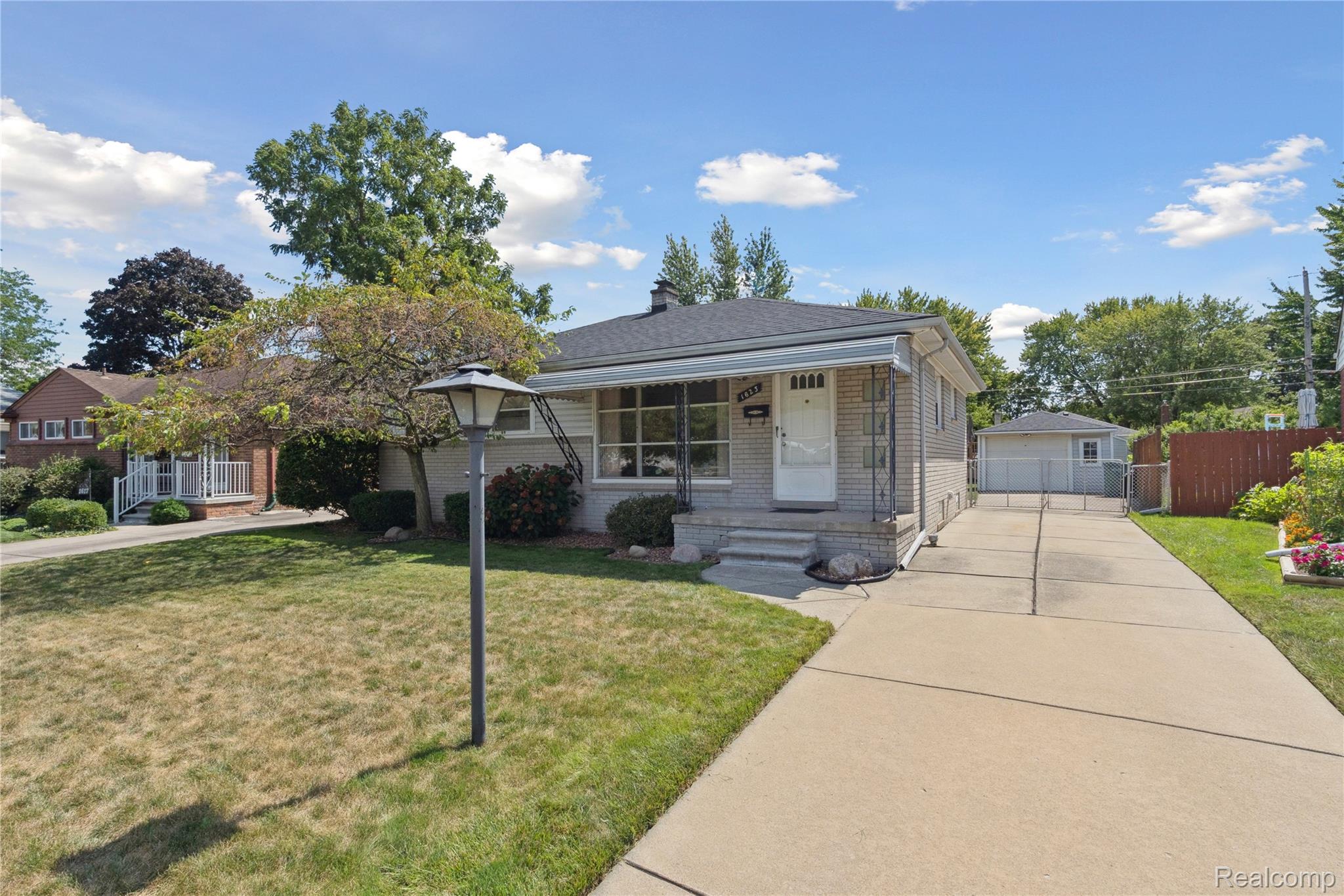 1623 Mayflower Avenue