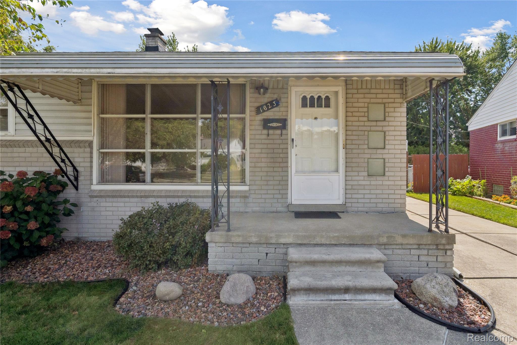 1623 Mayflower Avenue