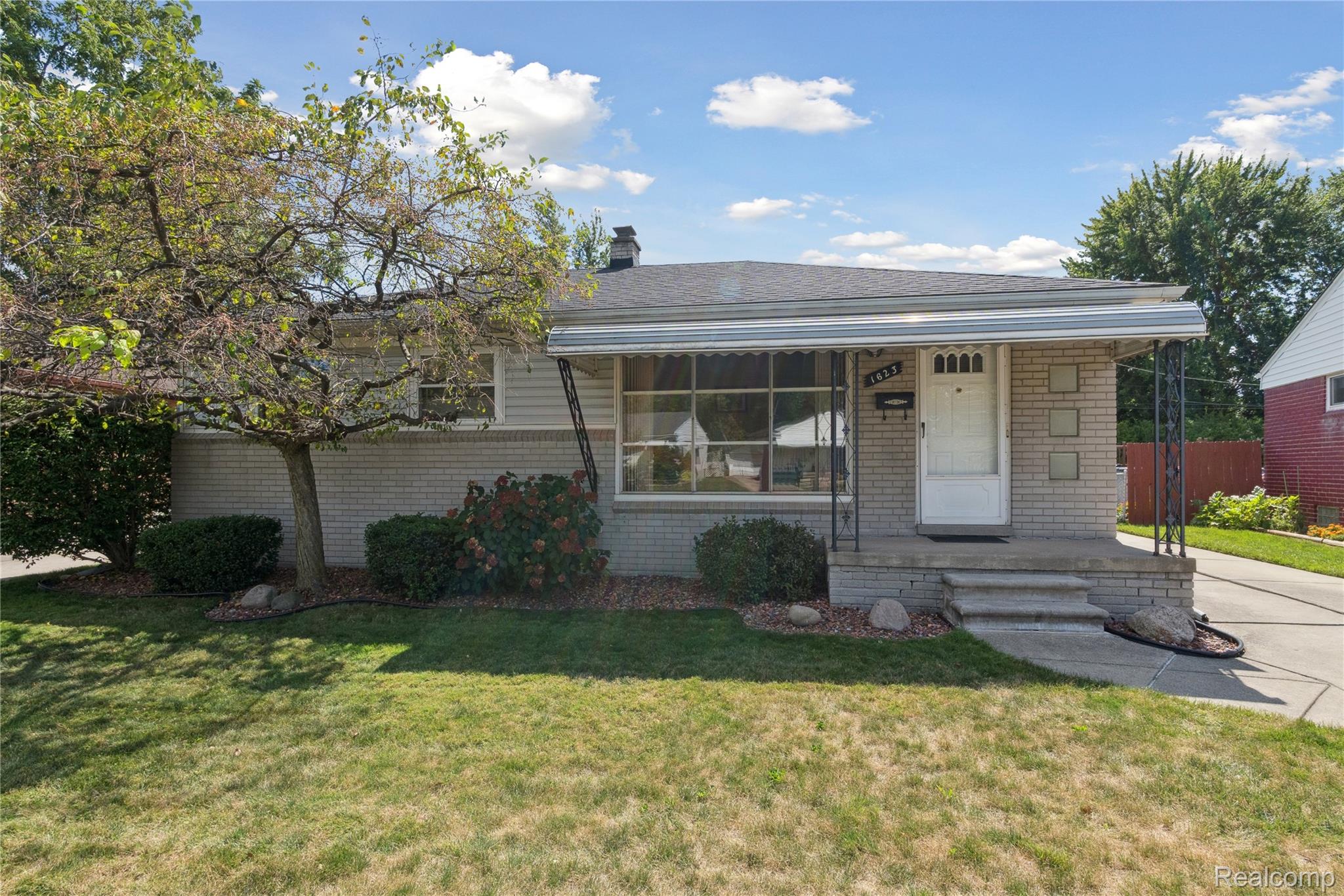 1623 Mayflower Avenue