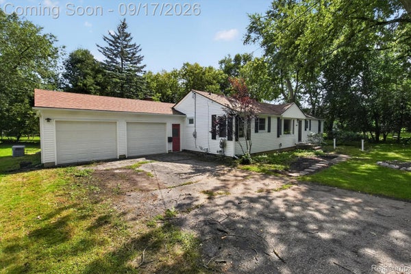 807 S OAK ST, FENTON, MI 48430 - Image 4d9ec22a2e019f3117e368027e0c8b0e/693999740