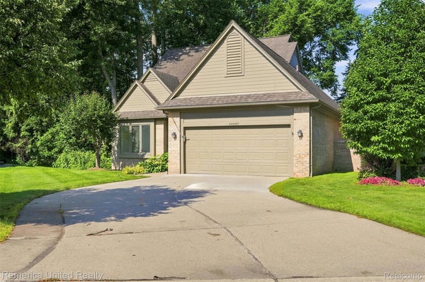 24597 EDGEWOOD DR, NOVI, MI 48374 - Image 4daff971e969335f9c1e28f8cd062ee0/1665170334